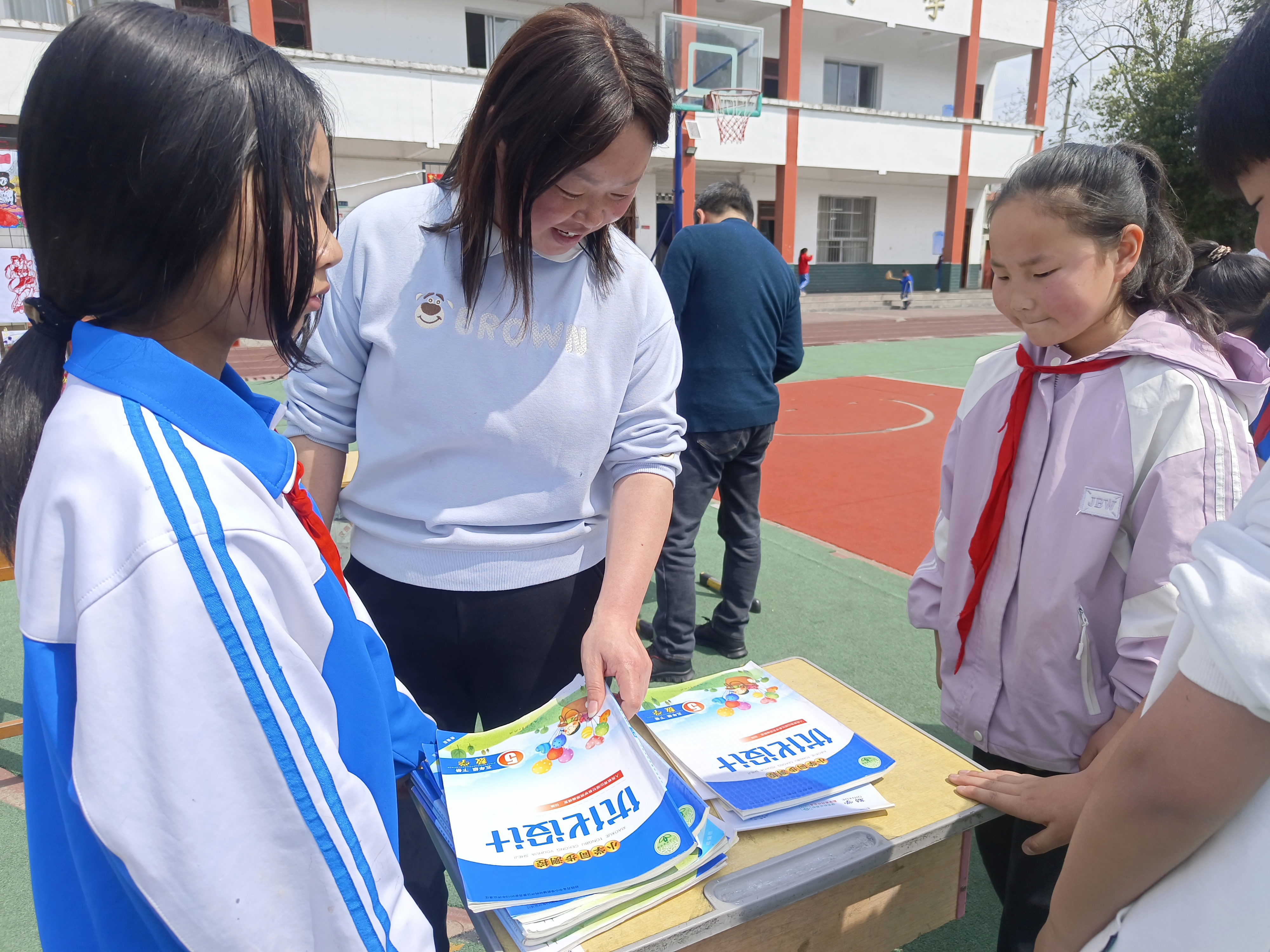 汉阴县双乳镇中心小学举行学生优秀作业展