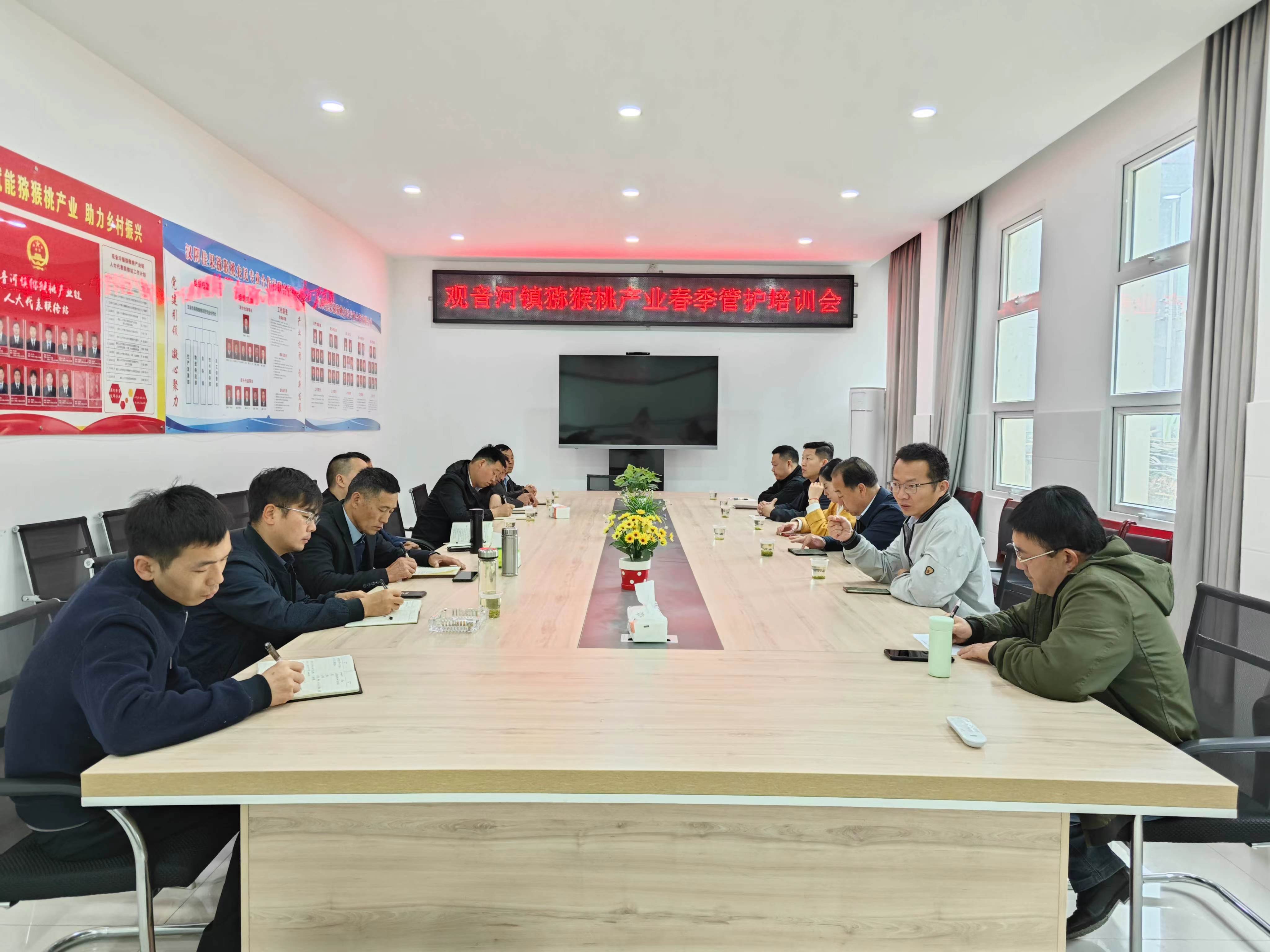 陕西省农村科技开发中心主任雷玉山来汉阴指导猕猴桃春季田间管理工作