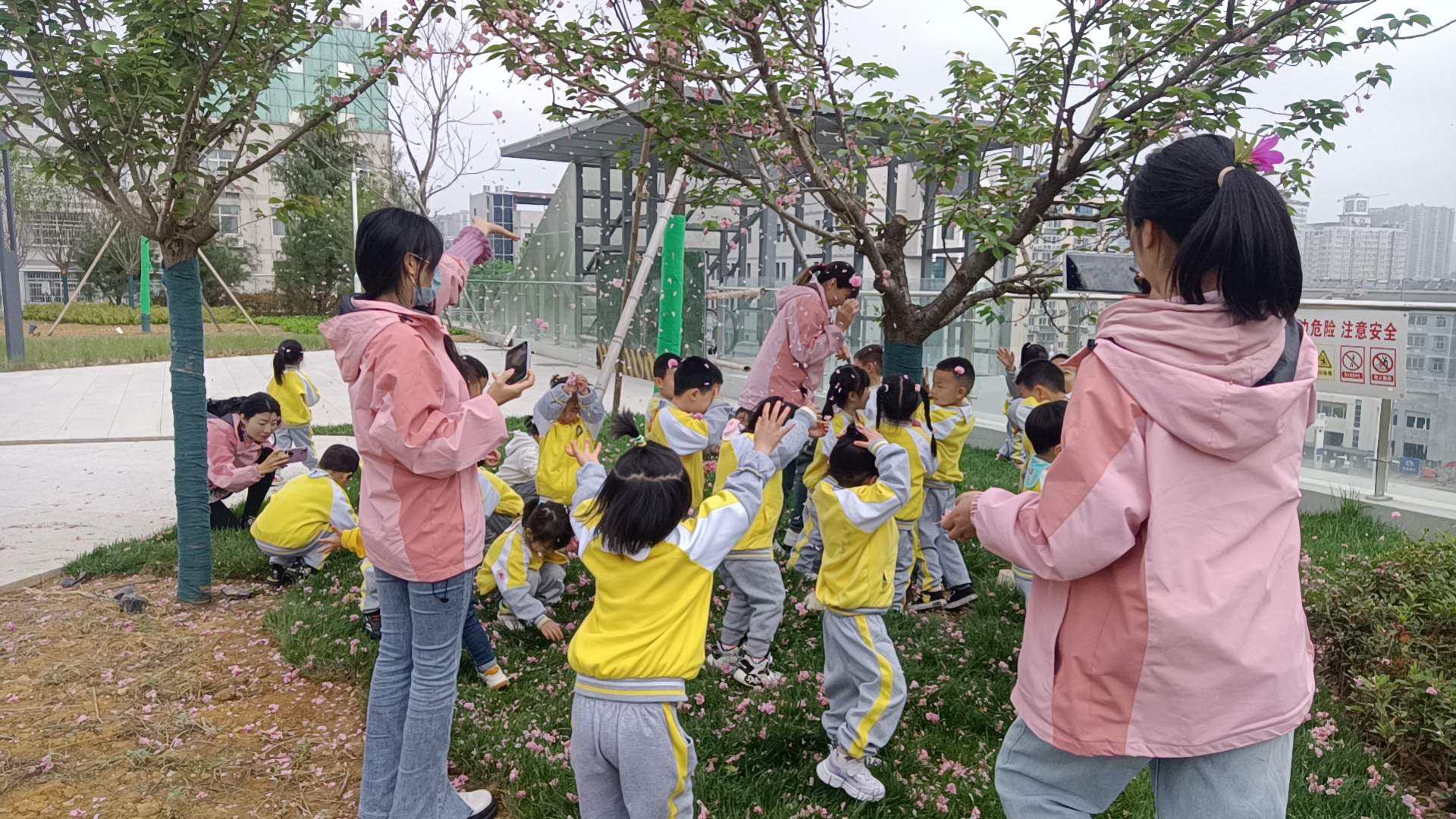亲近自然 感受阳光 快乐成长——汉阴县凤台幼儿园小班组开展户外春游踏青活动