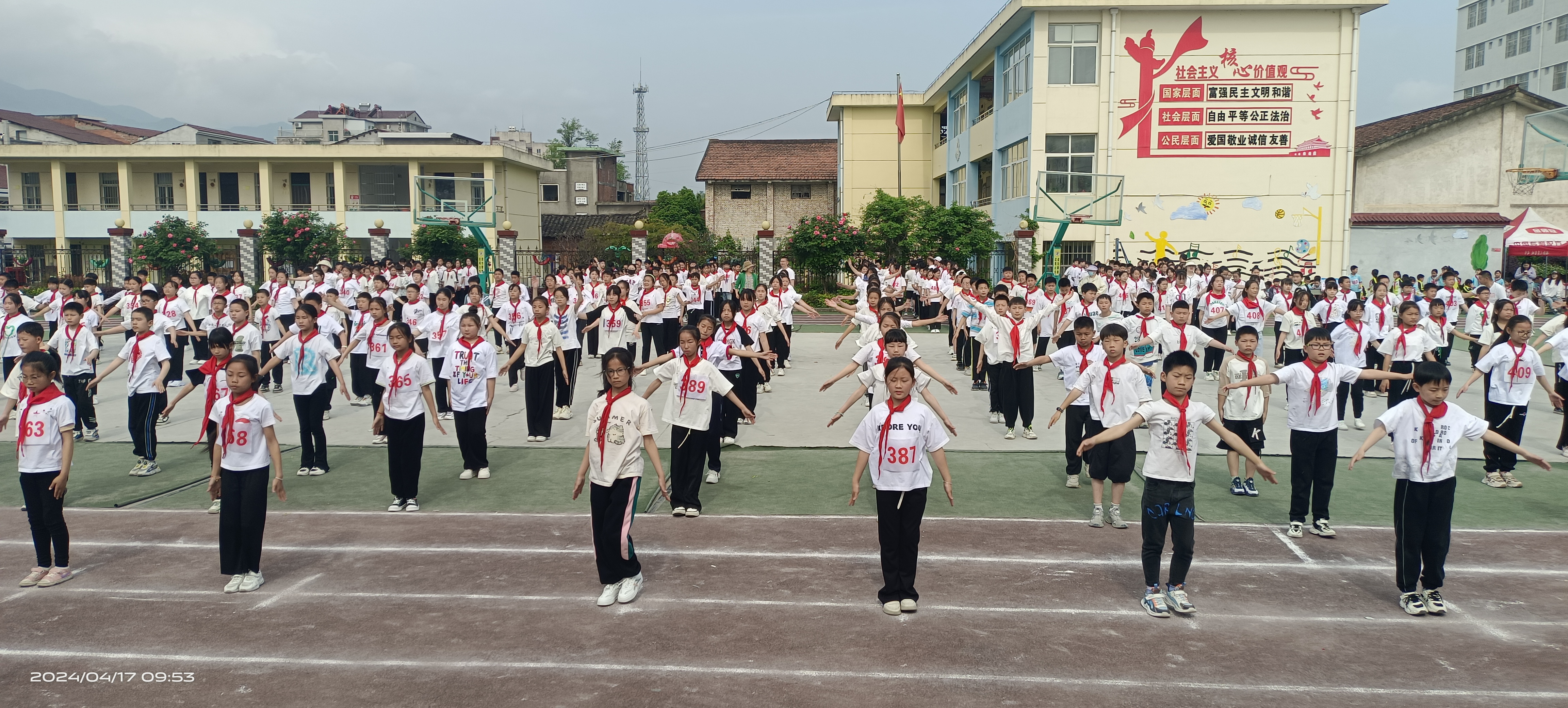 汉阴县平梁镇中心小学举行课间操比赛