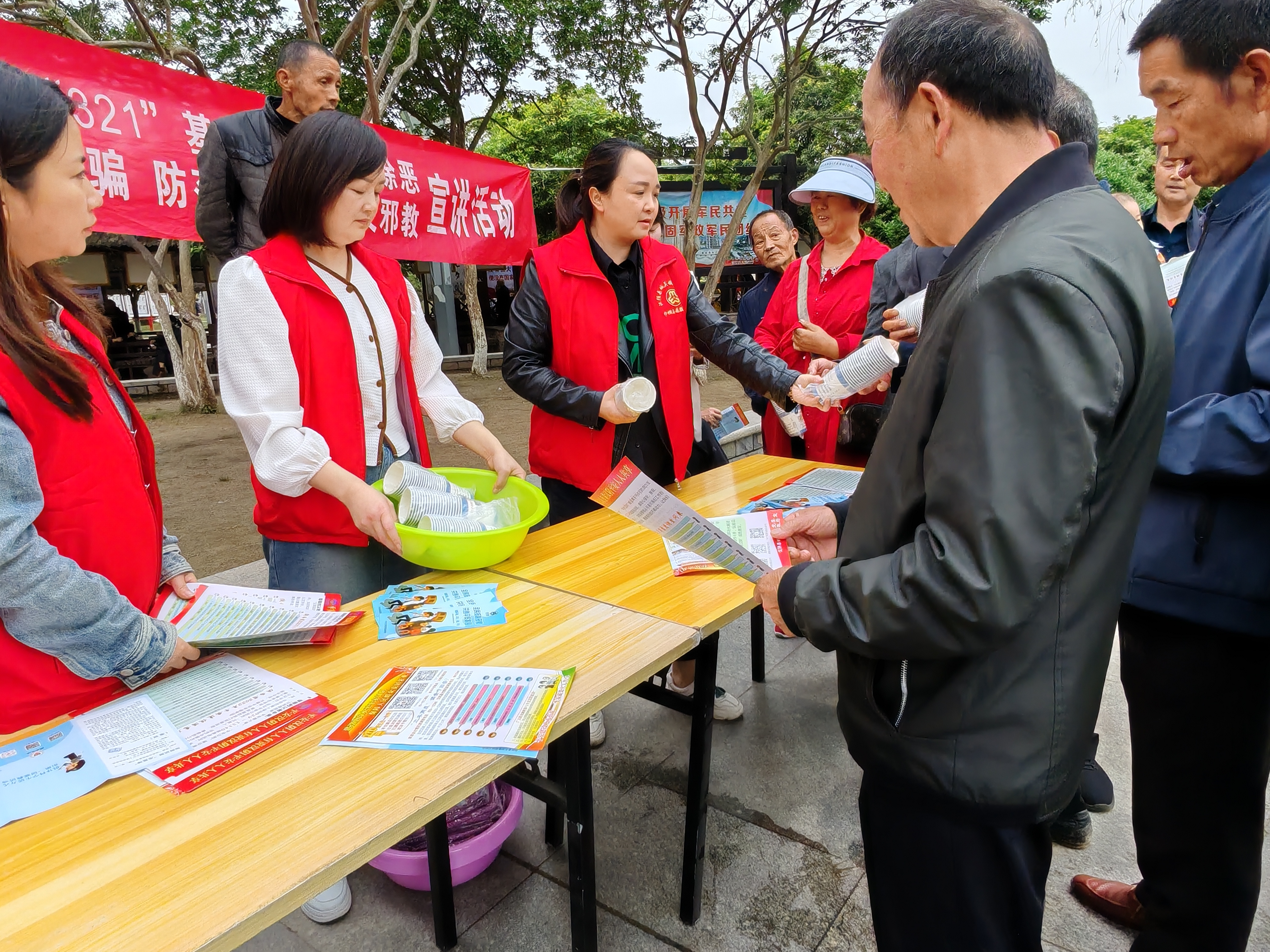 汉阴县城关镇新城社区开展“共建平安，同享幸福”平安建设宣传活动
