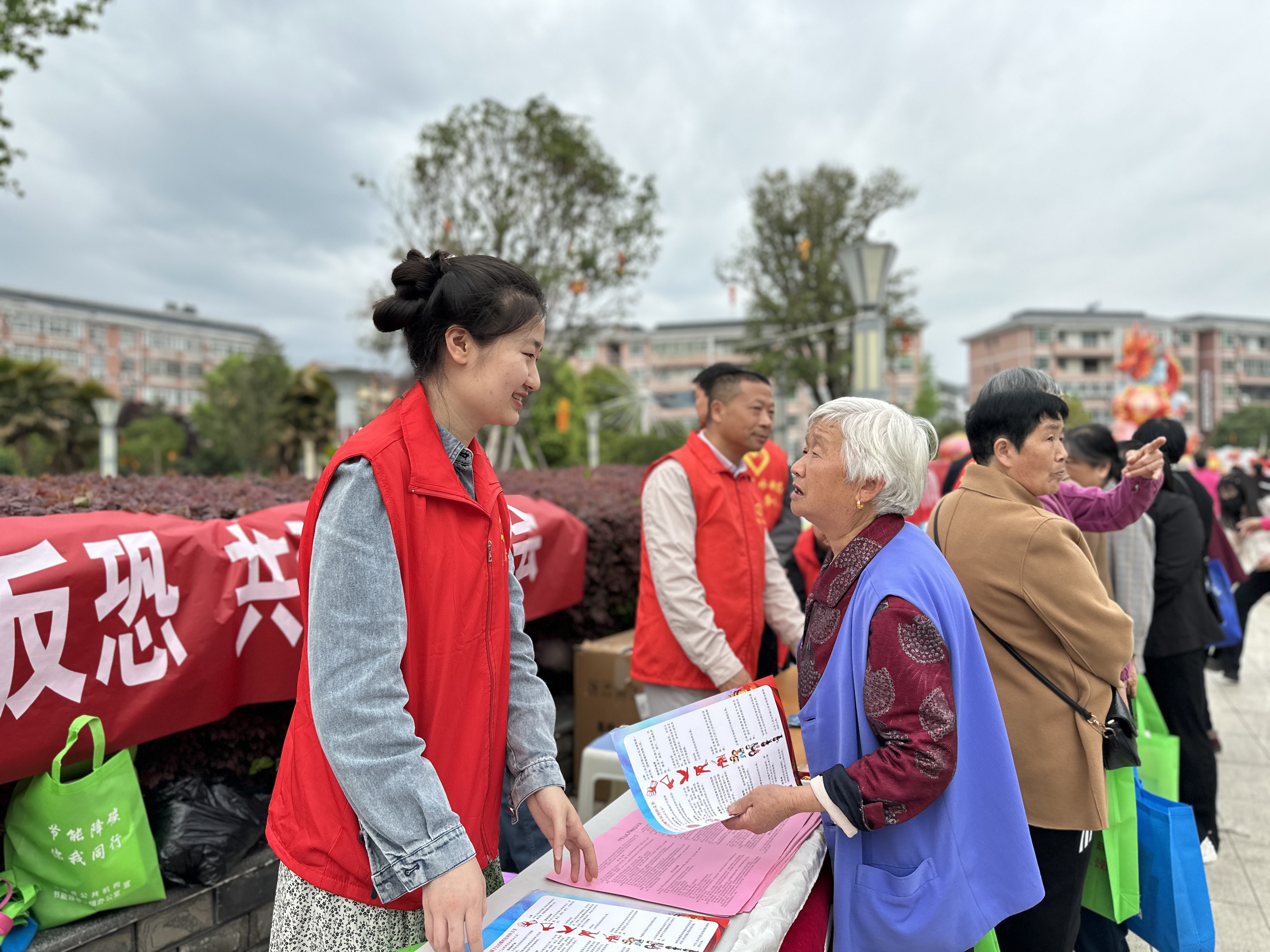 汉阴县财政局开展第九个全民国家安全教育日普法宣传活动