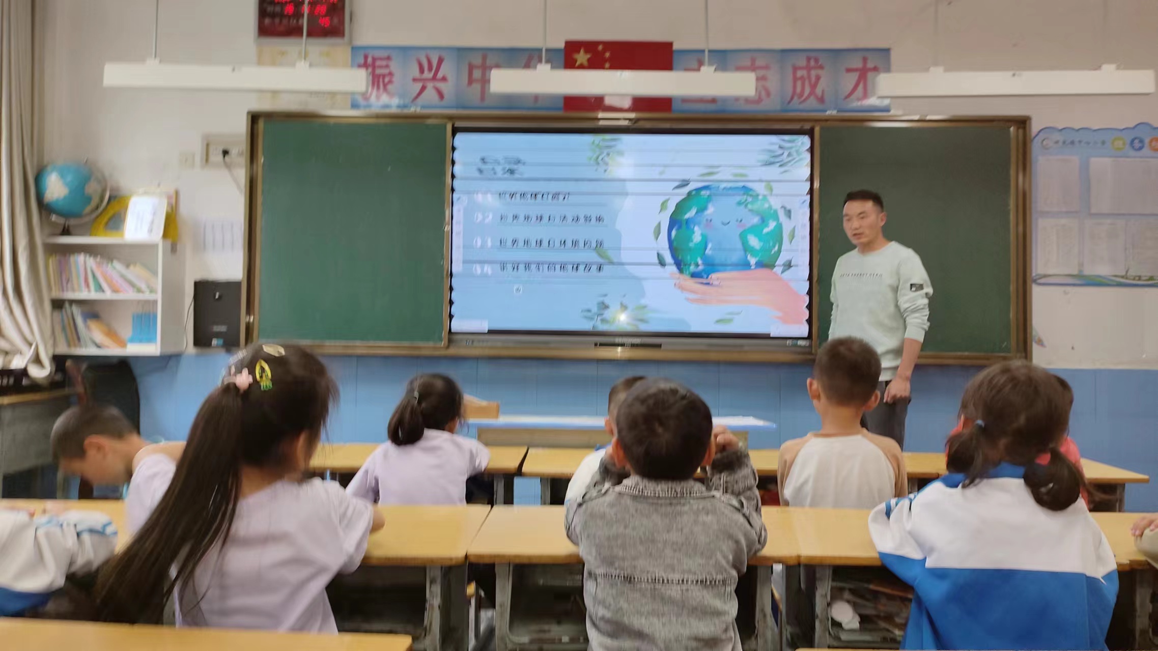 汉阴县双乳镇中心小学举办“世界地球日”主题班会
