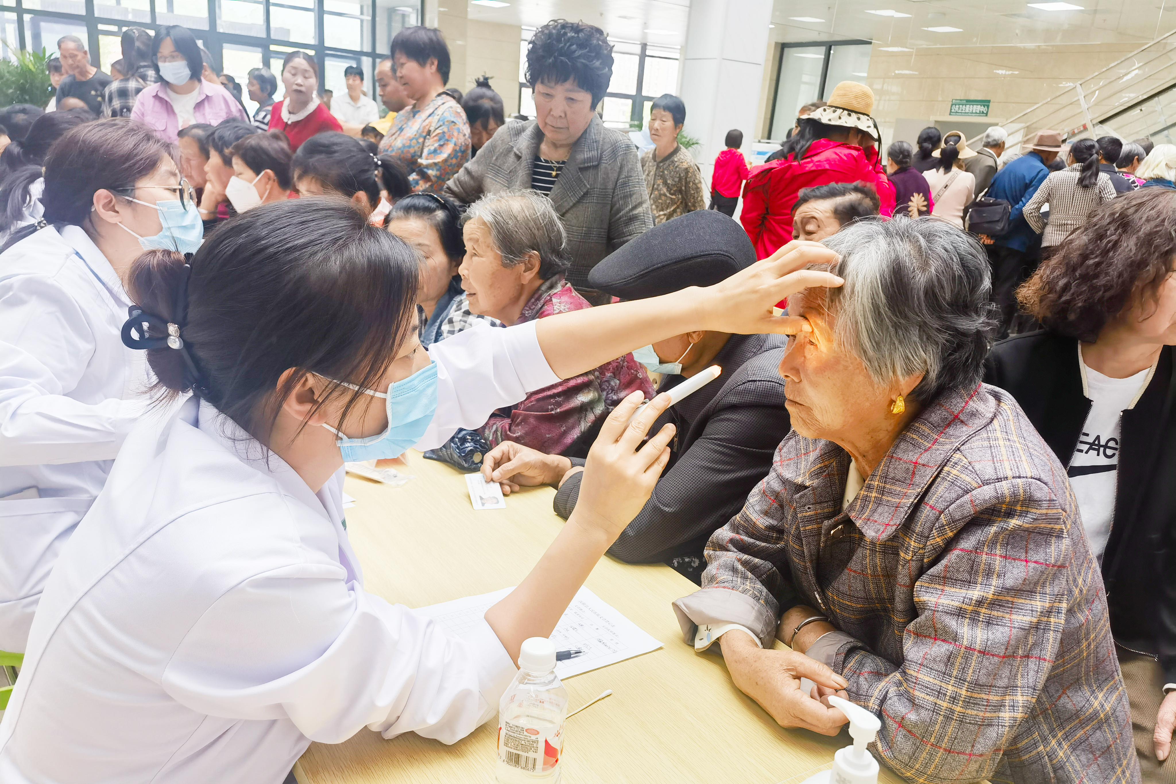 【义诊活动】汉阴县人民医院开展医共体巡回义诊活动