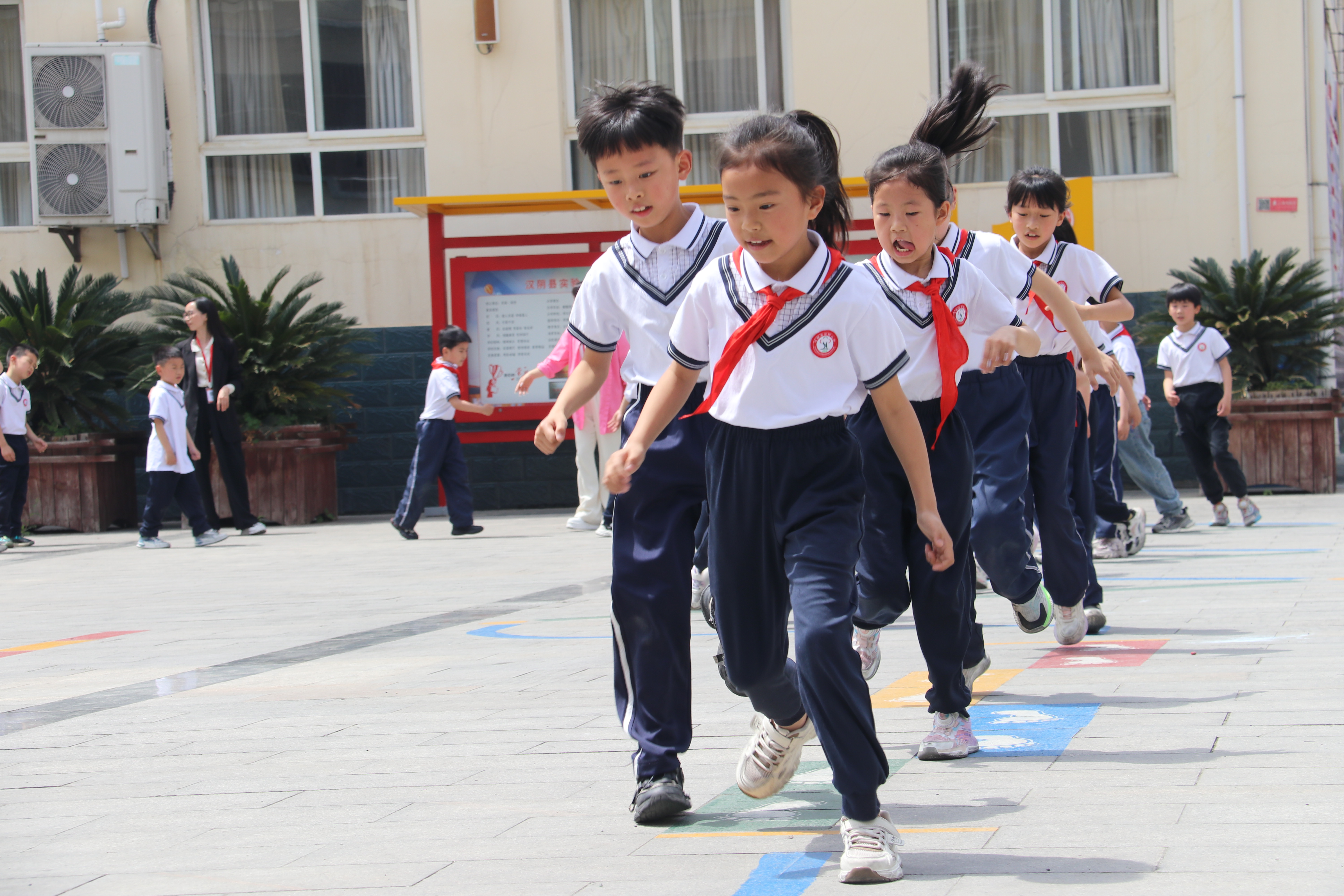 汉阴县实验小学：巧用地面游戏丰富“课间十分钟”
