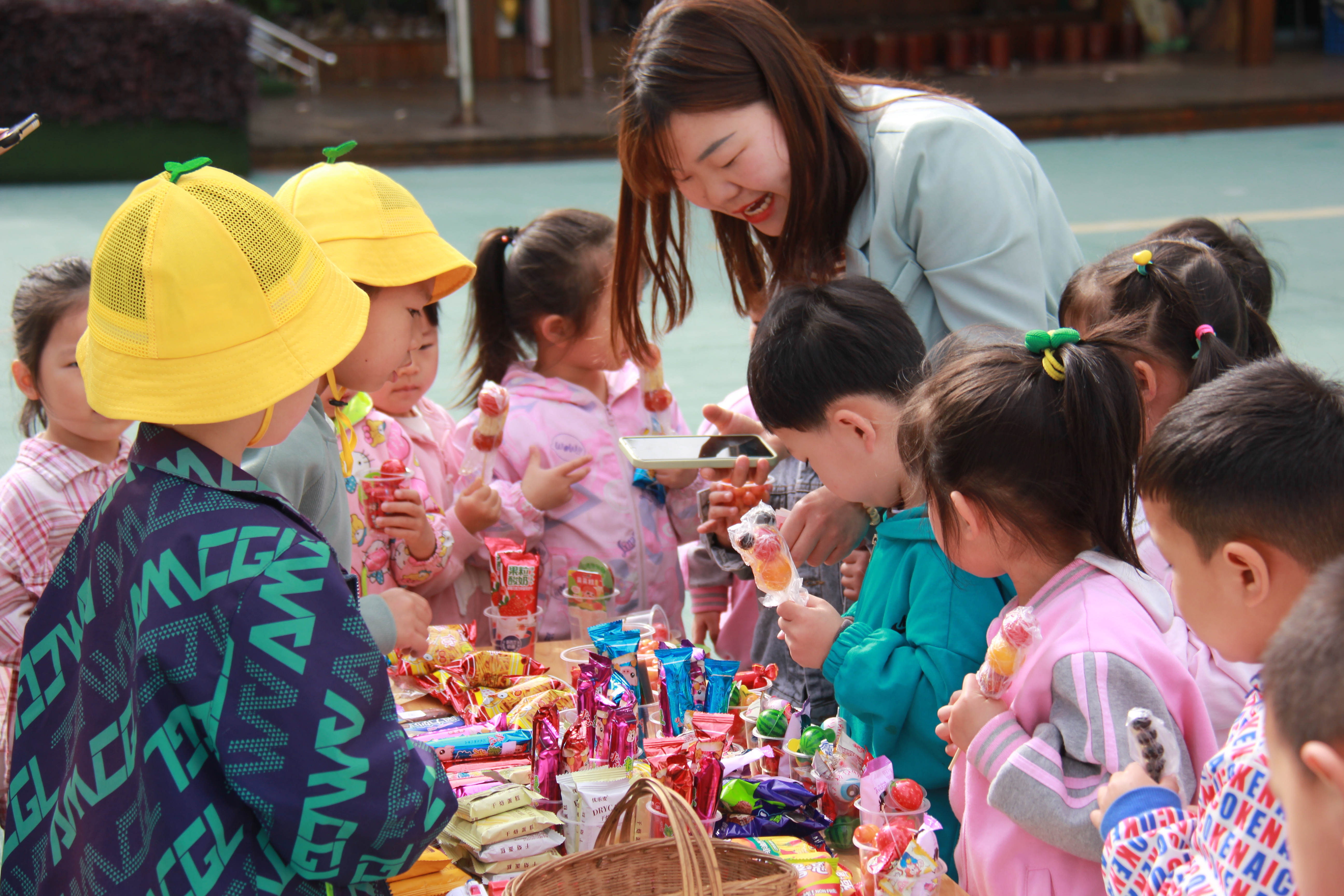 汉阴县第二幼儿园开展“我的第一桶金——超级跳蚤市场”活动