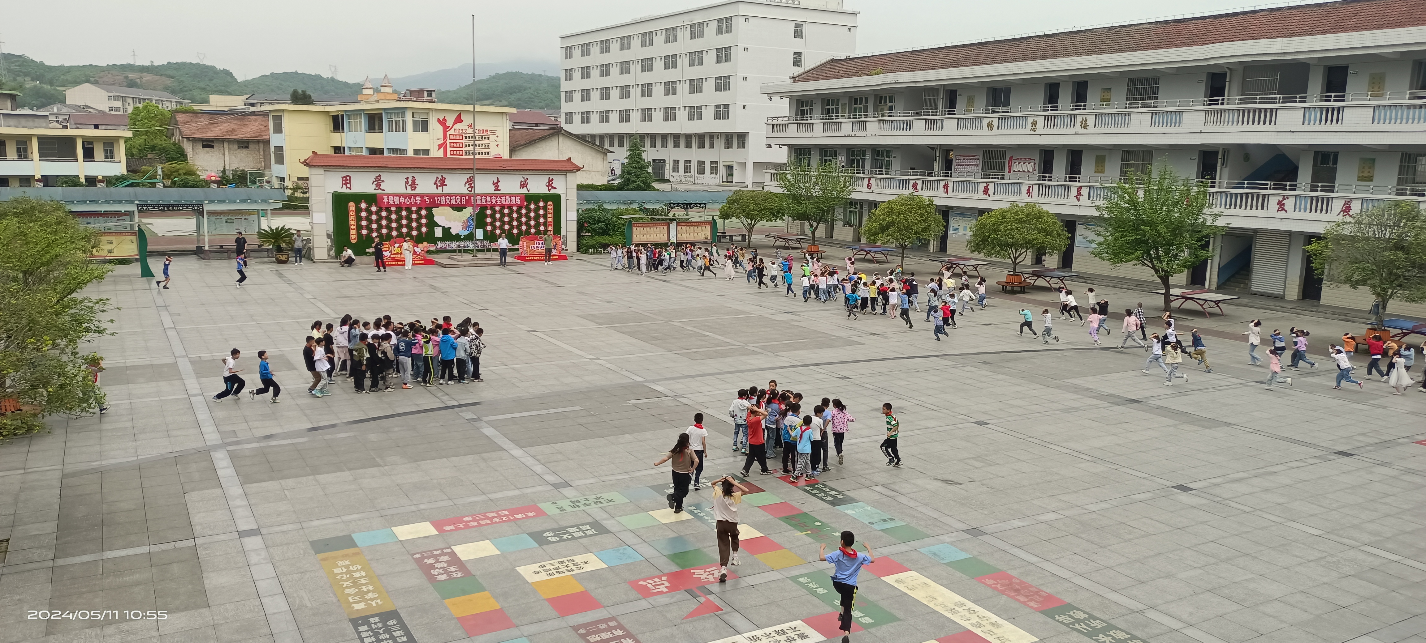 平梁镇中心小学 开展防震应急安全疏散演练