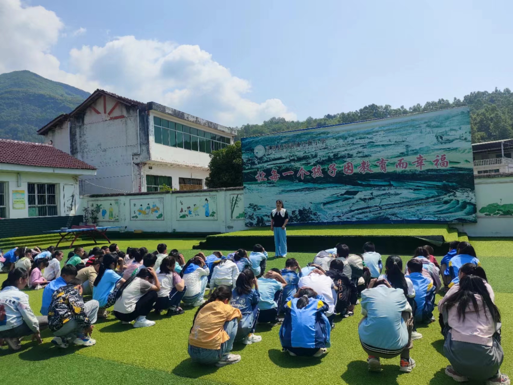 漩涡镇红旗小学举行防震减灾逃生演练活动