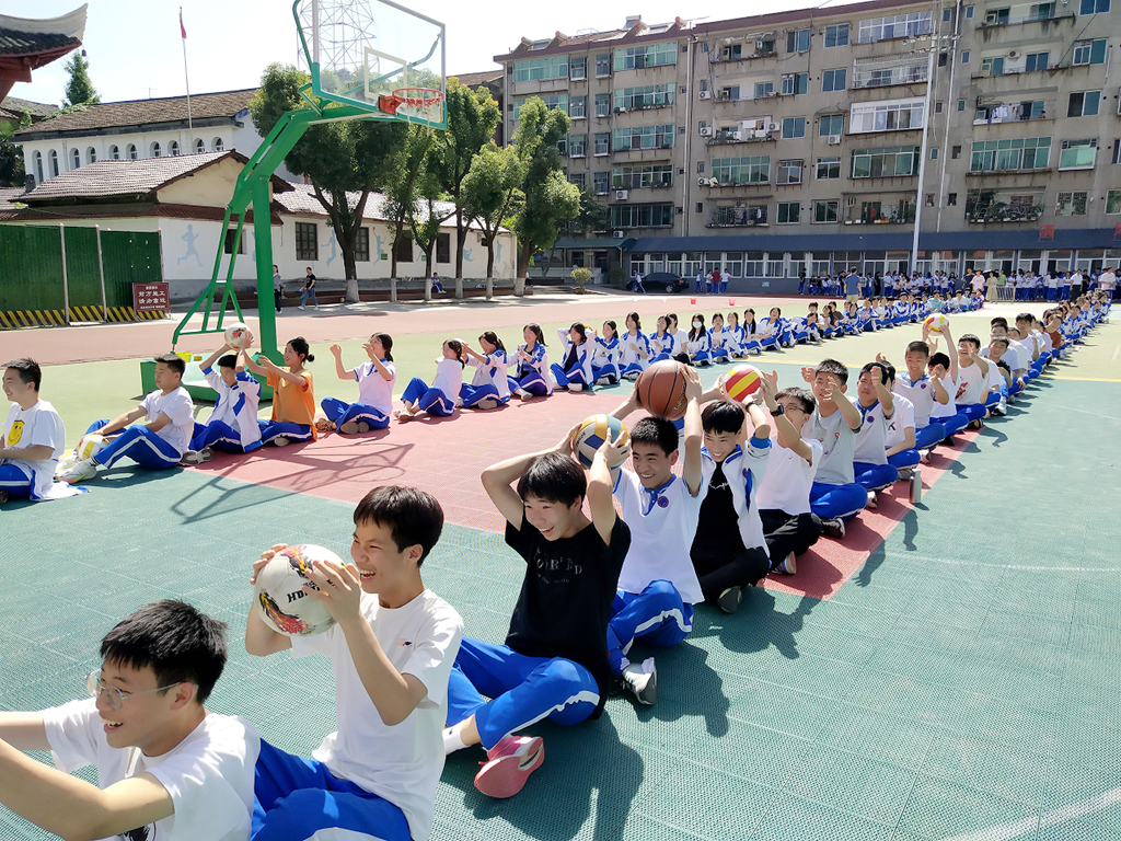 汉阴县初级中学举办九年级师生趣味运动会