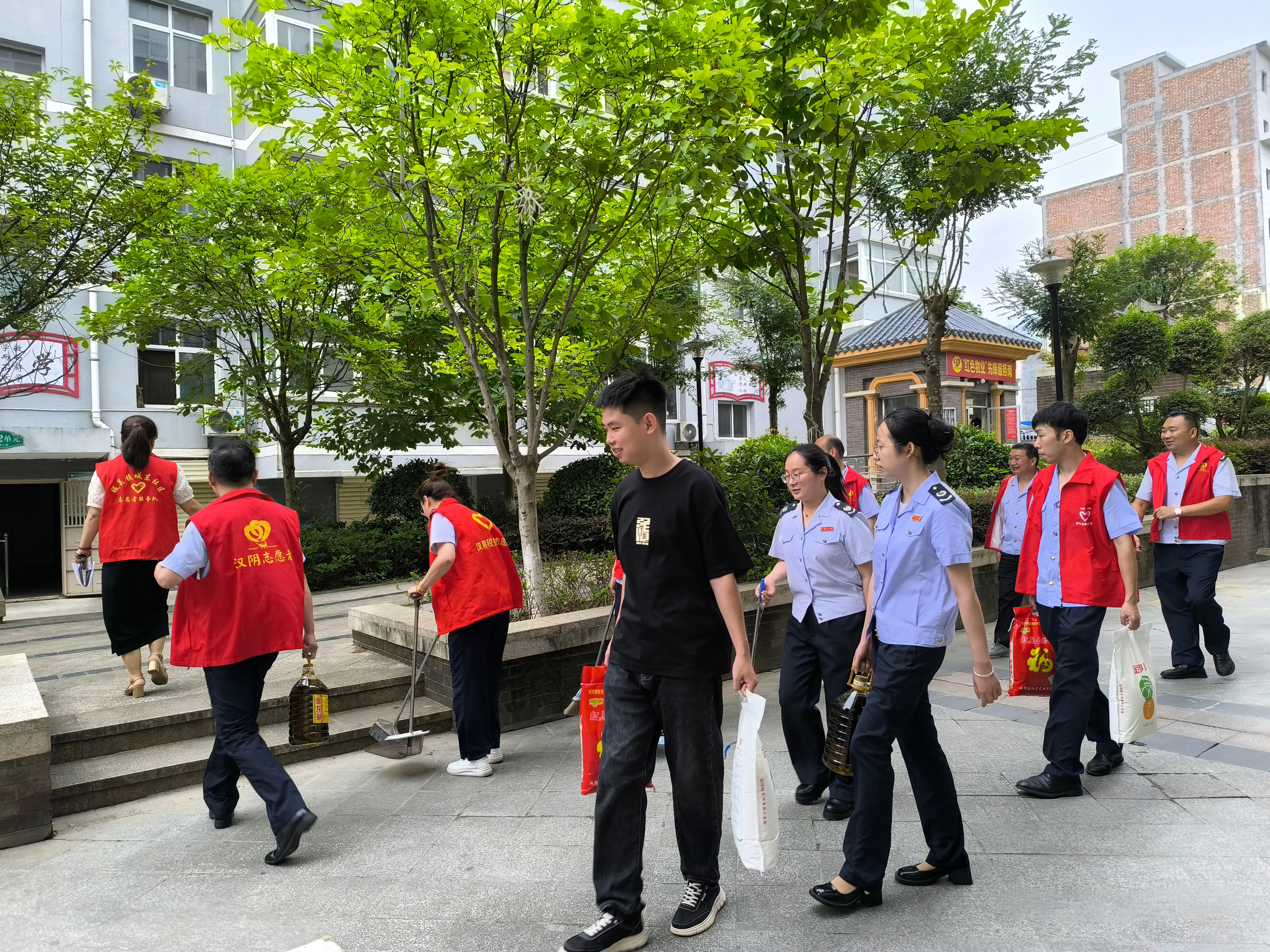 汉阴县城关镇城东社区联合“双报到”党组织开展“点亮微心愿”志愿服务活动