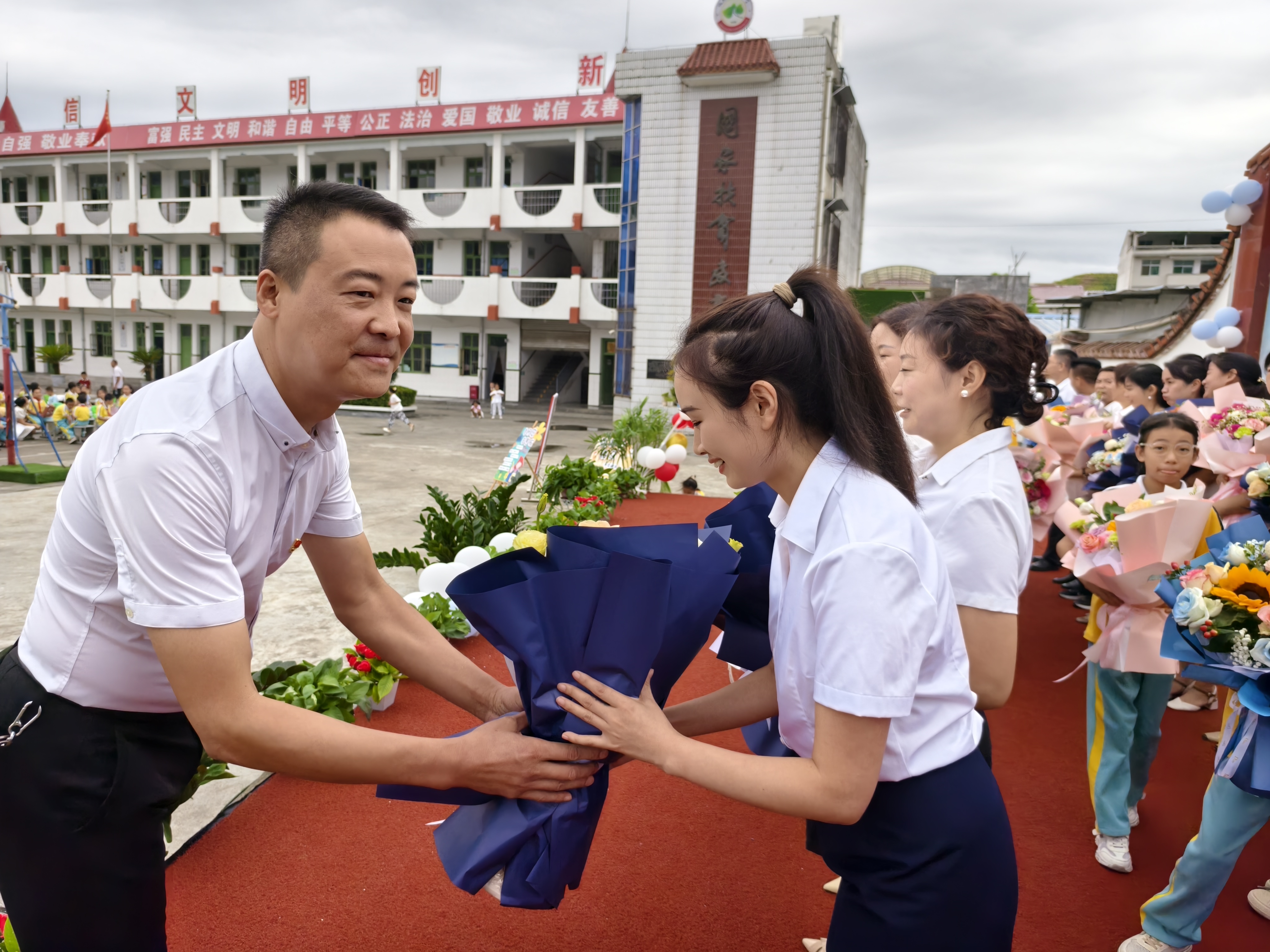 汉阴县城关镇中心小学庆祝第40个教师节