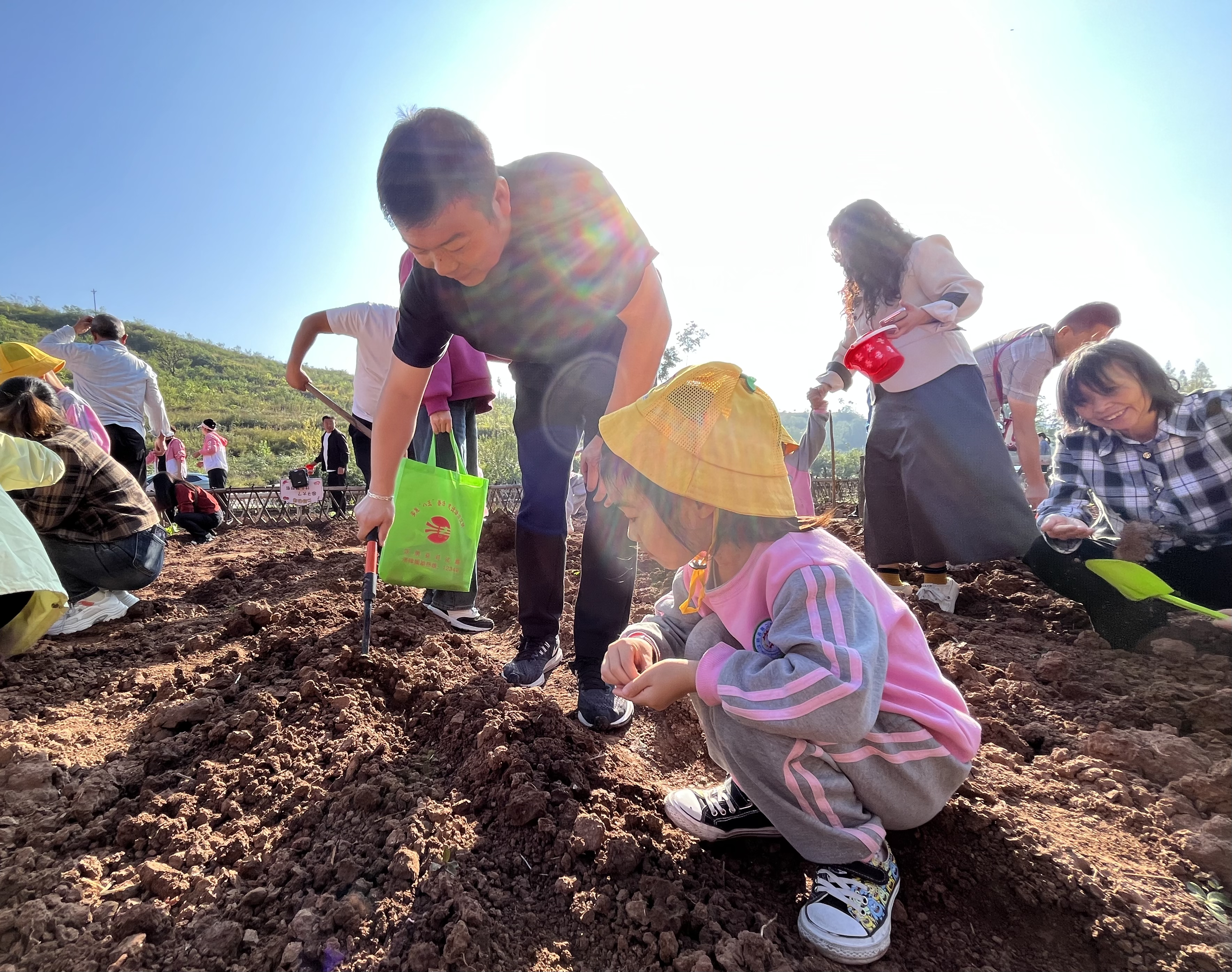 汉阴县第二幼儿园开展“趁秋日·与自然对话”研学活动