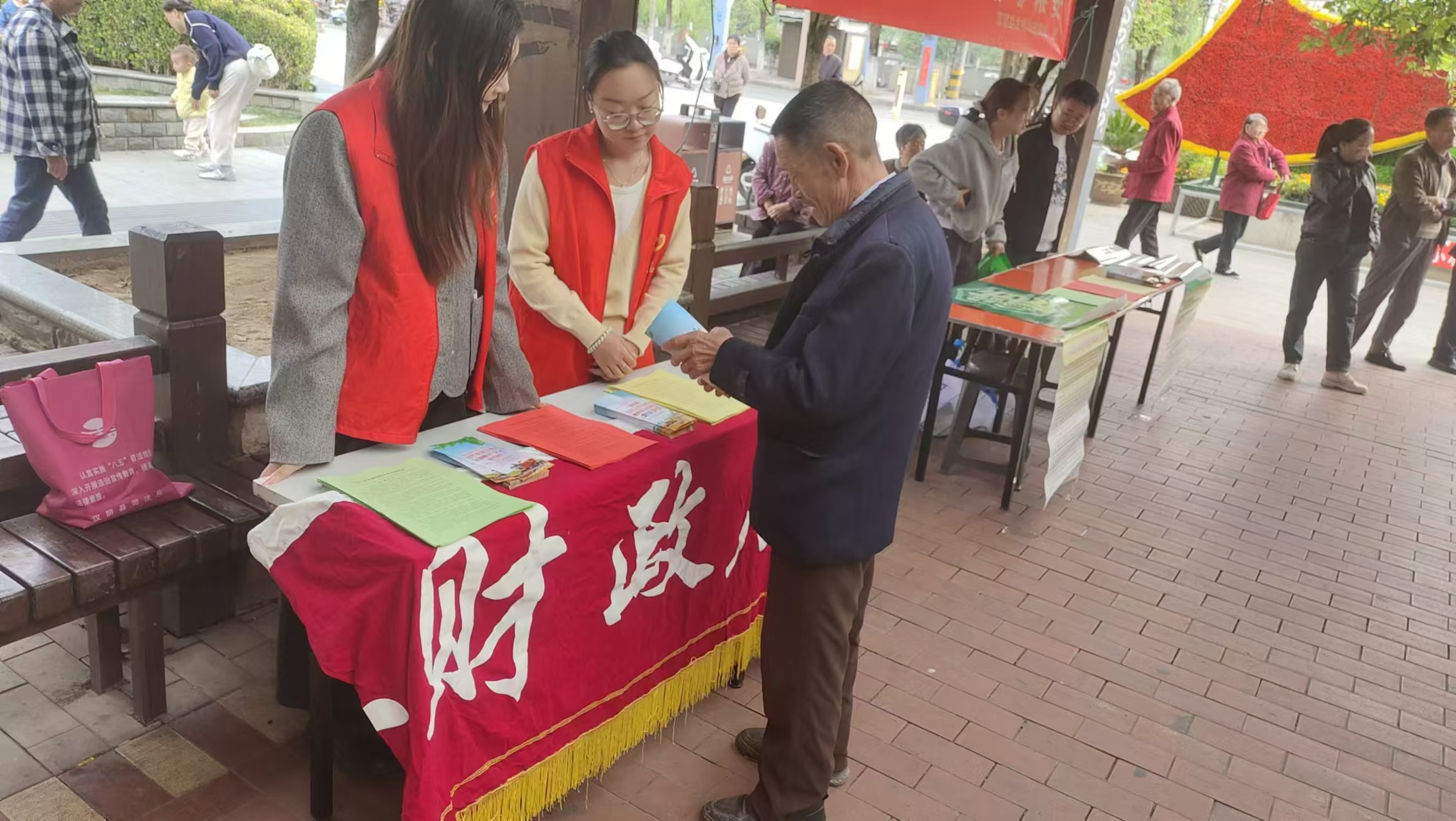 县财政局开展第44次世界粮食日暨国家粮食安全宣传周活动