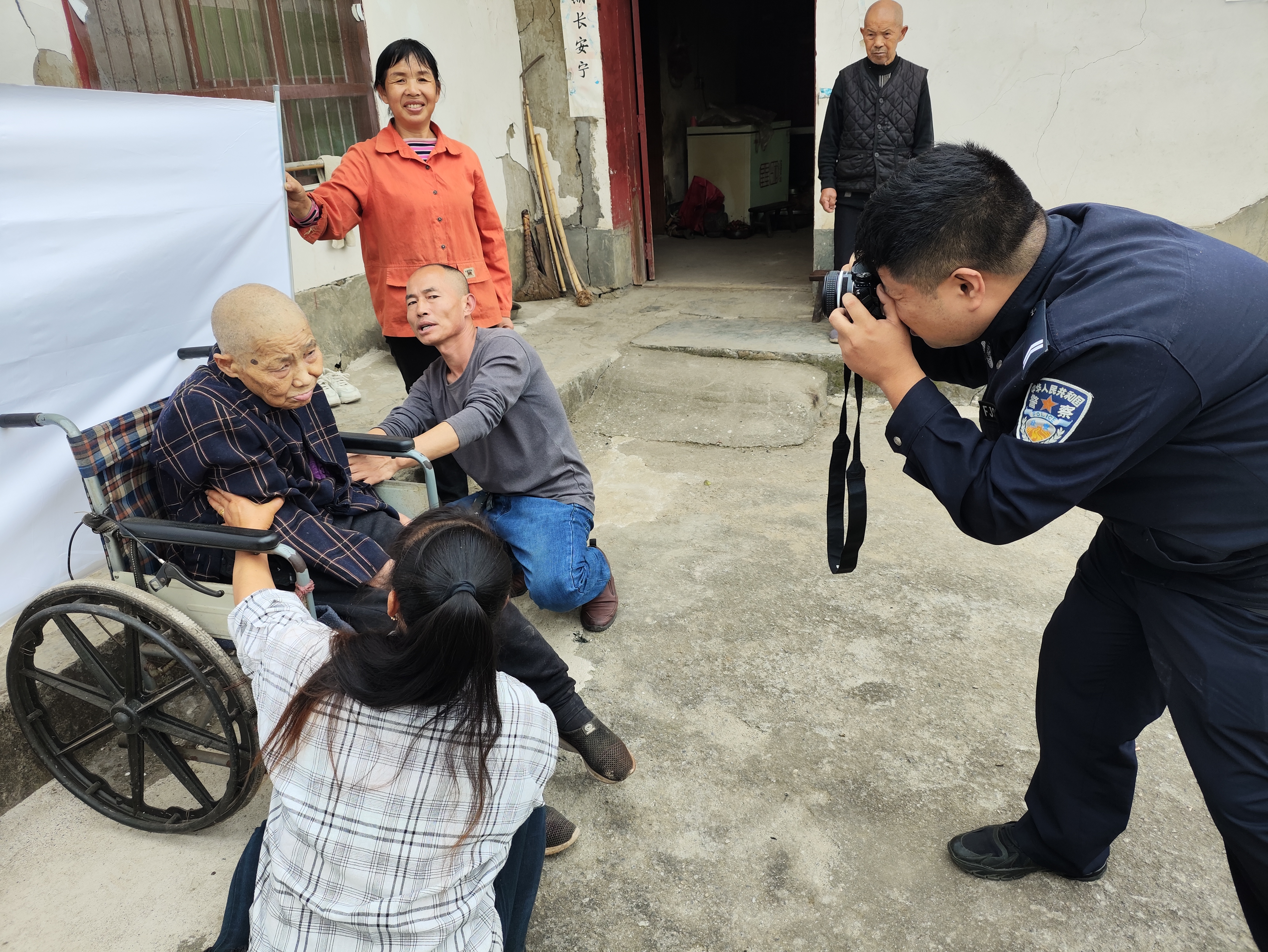 铁佛派出所：民警上门为群众拍摄“最美证件照”