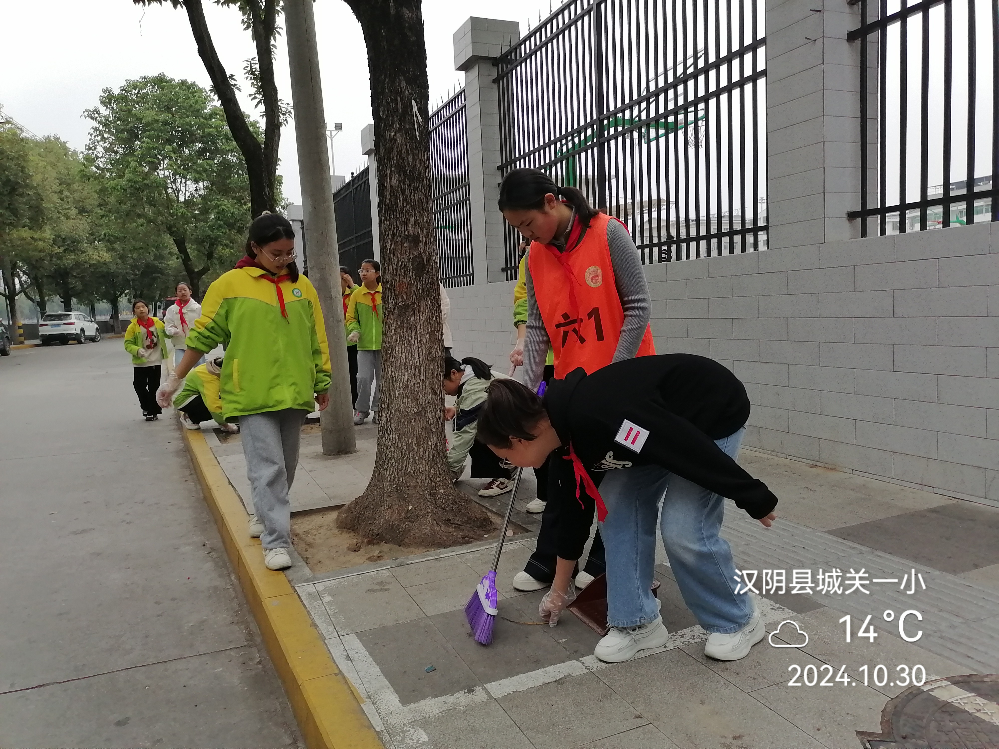 城关一小教育集团开展“垃圾不落地 汉阴更美丽”文明志愿服务活动