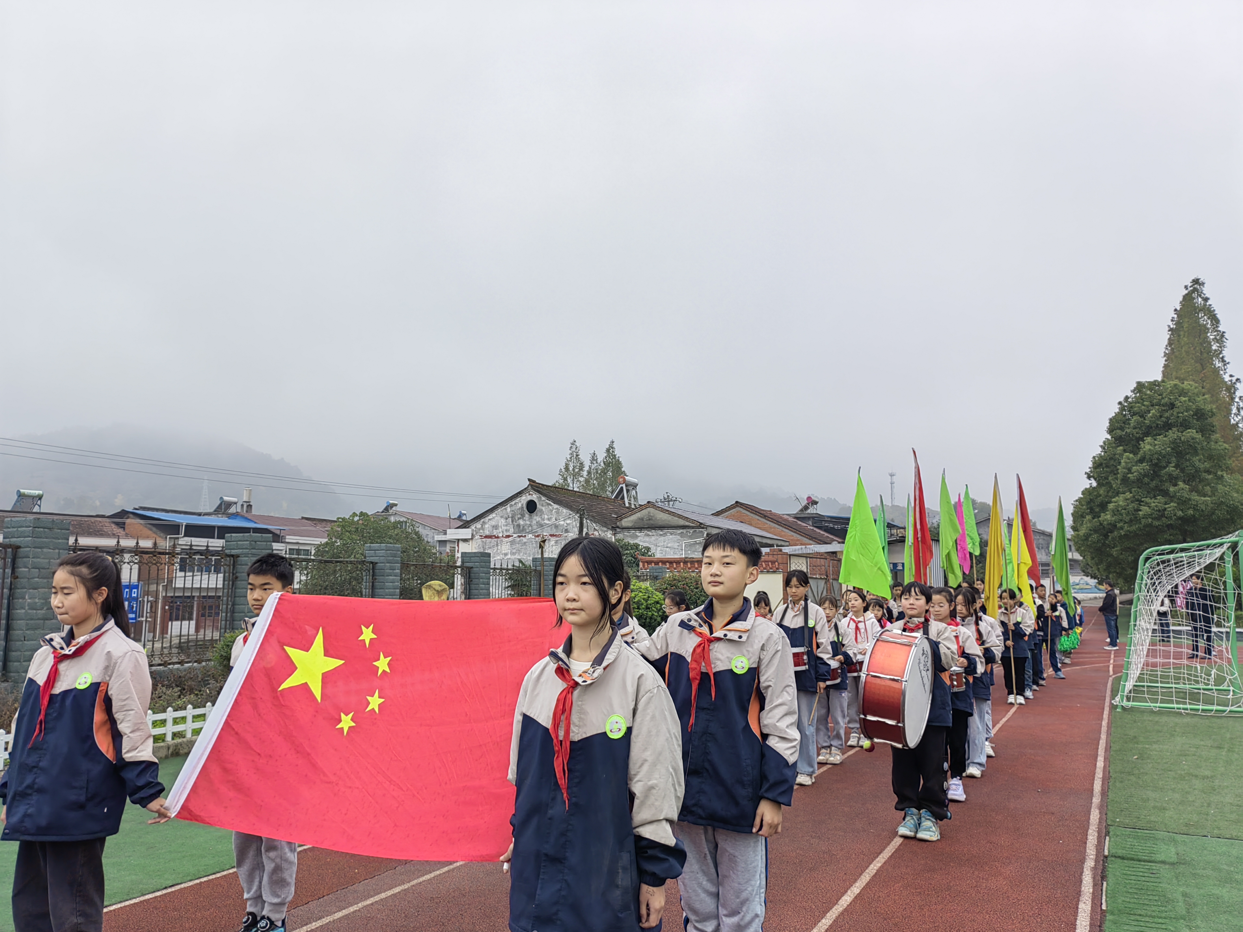 汉阴县平梁镇高梁小学召开秋季趣味运动会