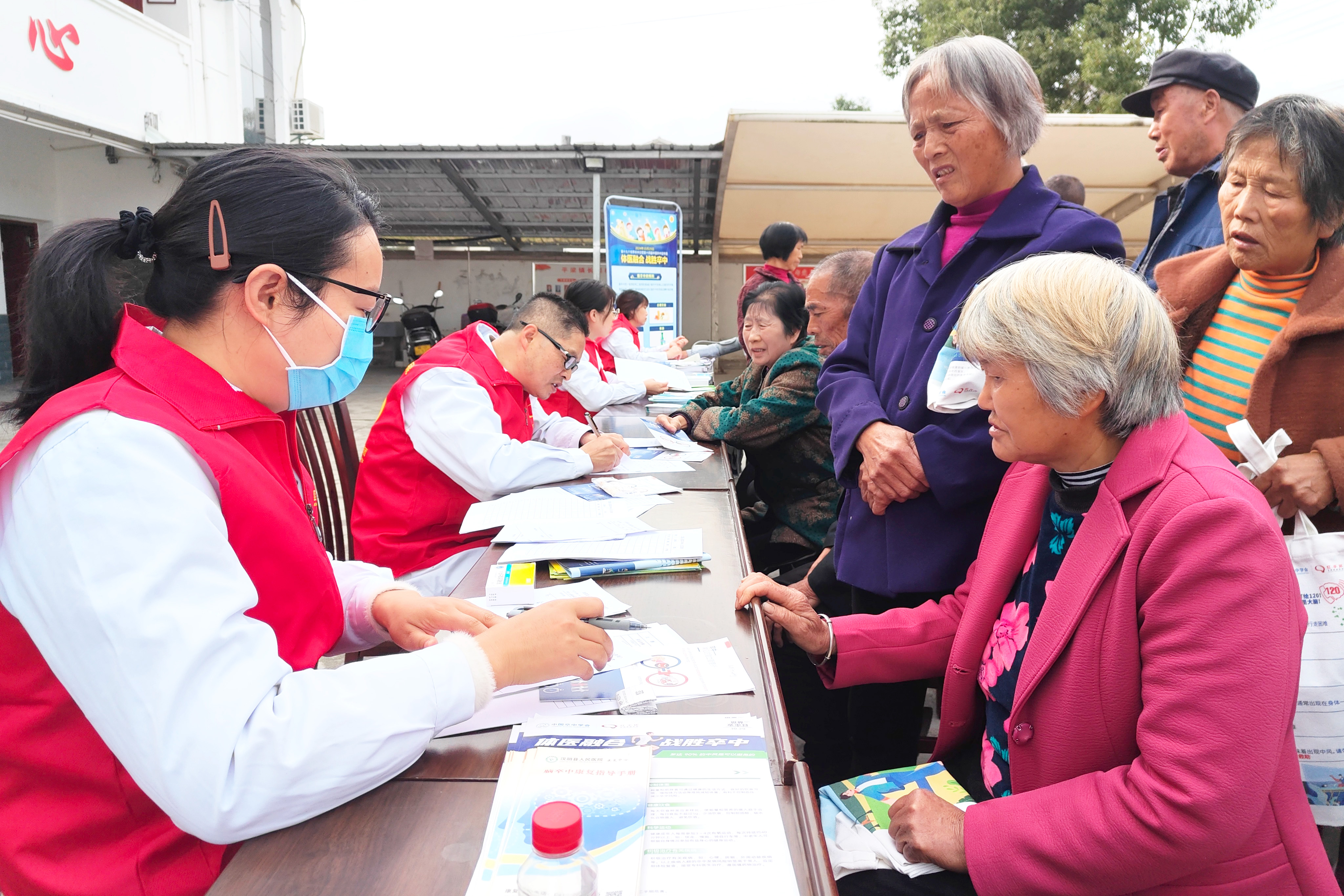 汉阴县人民医院开展第19个“世界卒中日”义诊活动