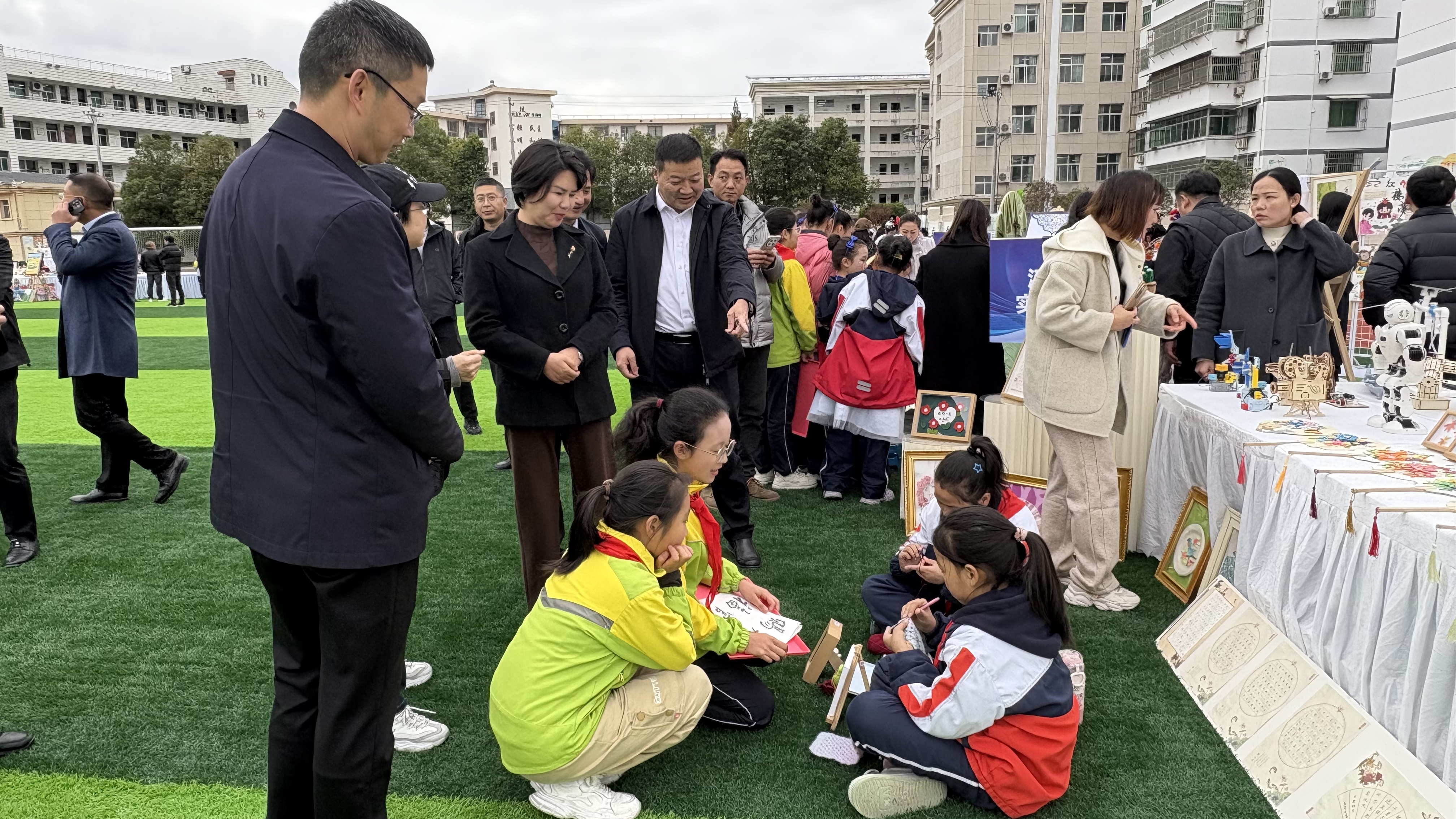 汉阴县实验小学：编织艺术绽放光彩 社团作品点亮县艺术节