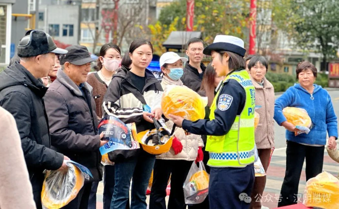 汉阴公安交警多样宣传齐上阵 携手共创平安路