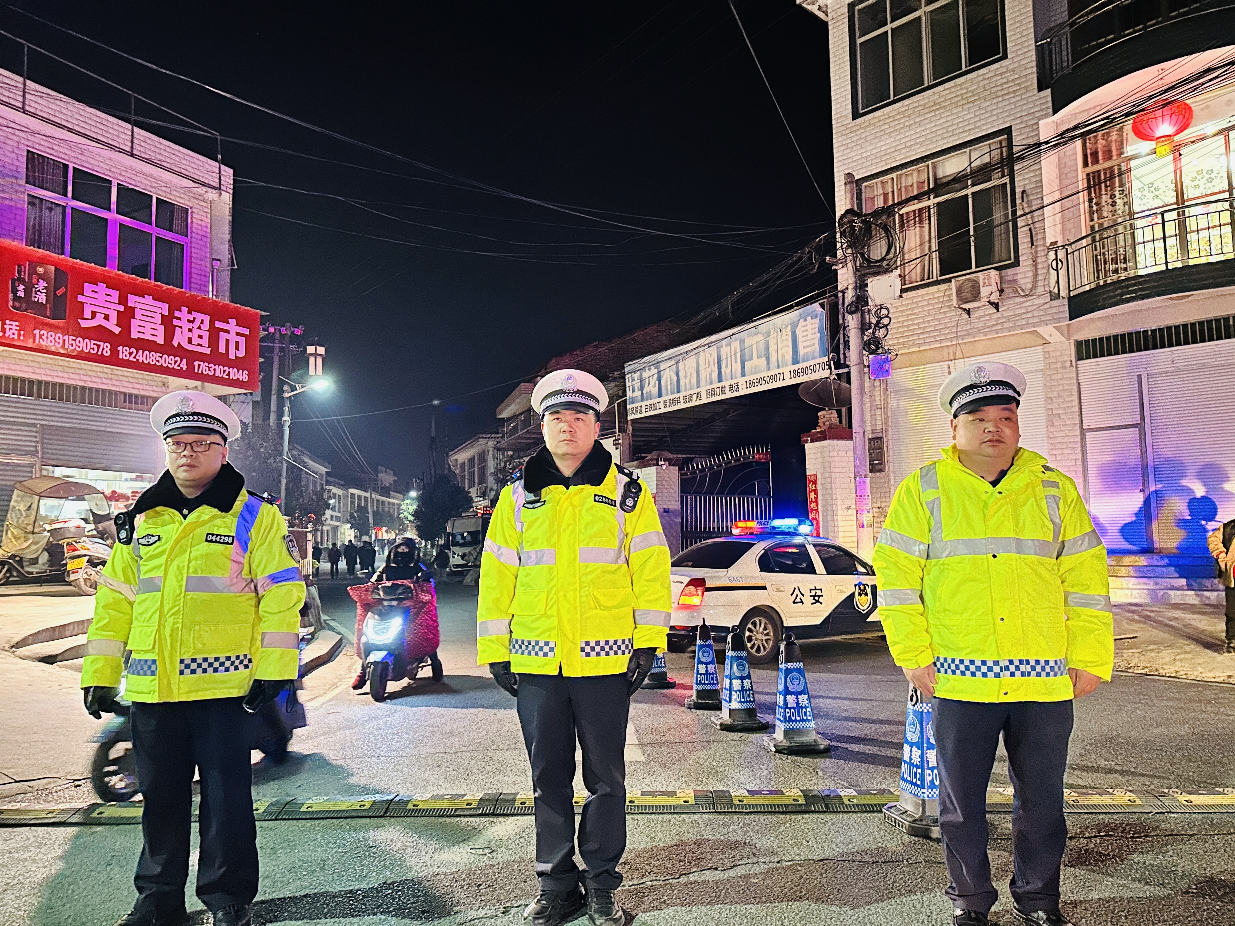 汉阴公安交警：除夕我在岗 守护万家团圆