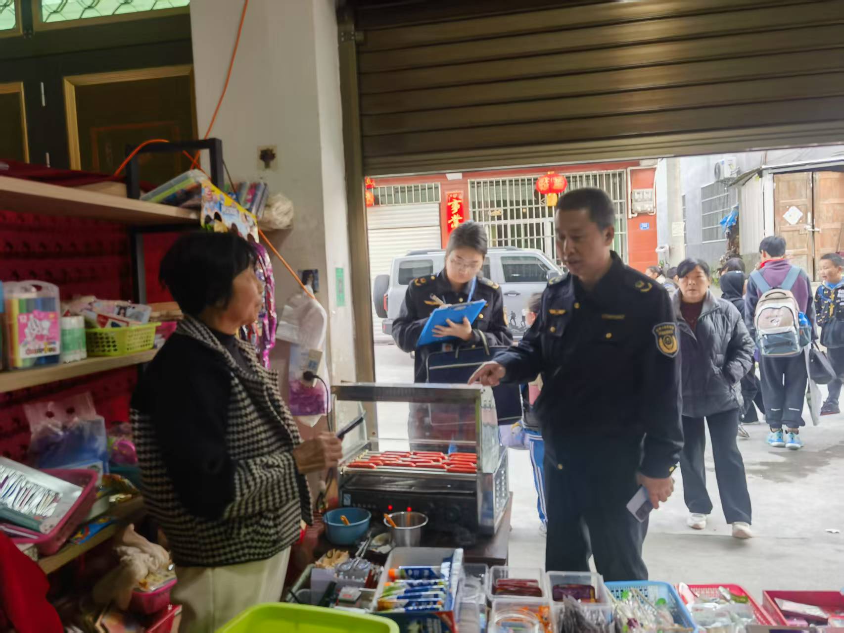 汉阴县双乳镇联合整治校园周边食品安全