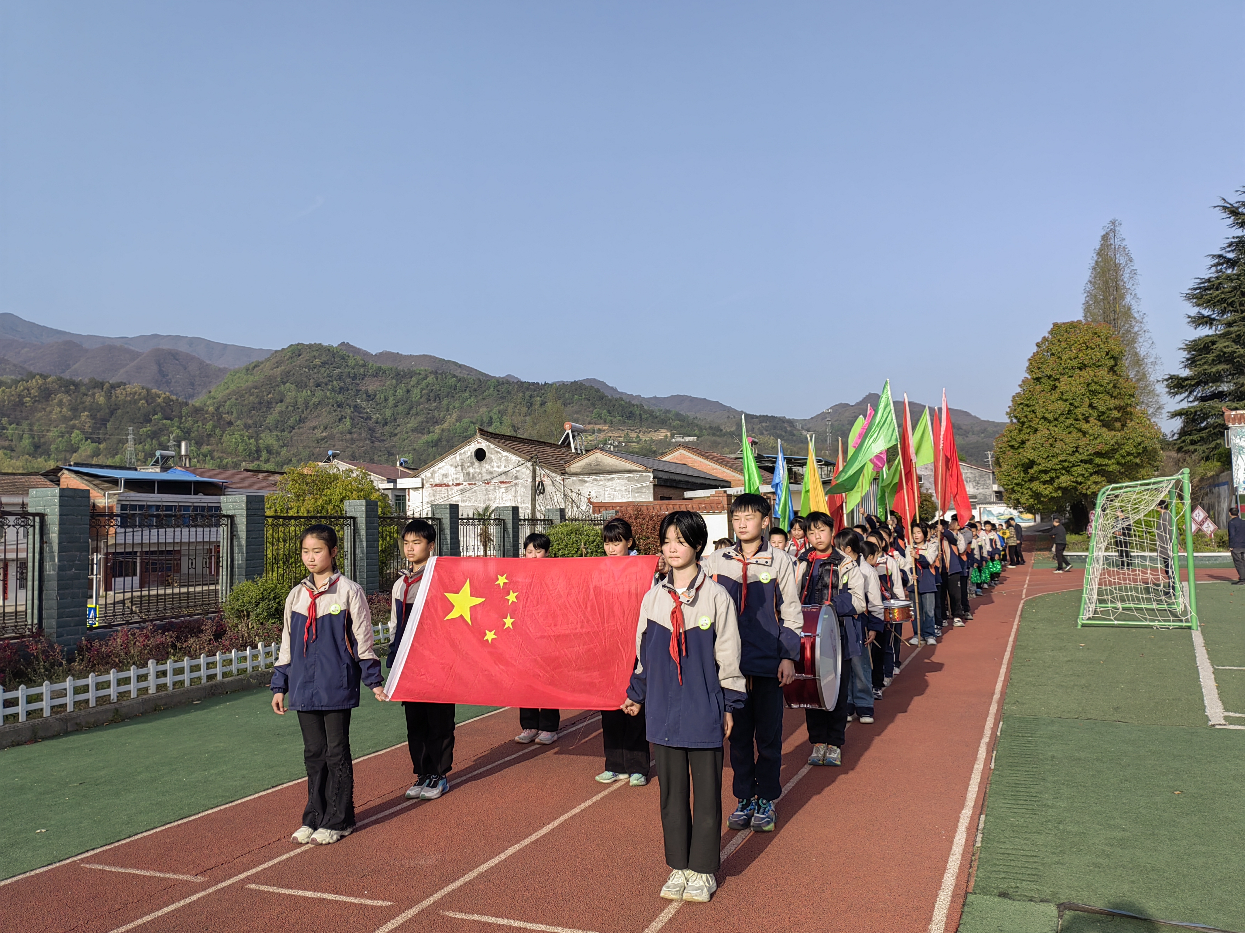 汉阴县平梁镇高梁小学春季趣味运动会开幕