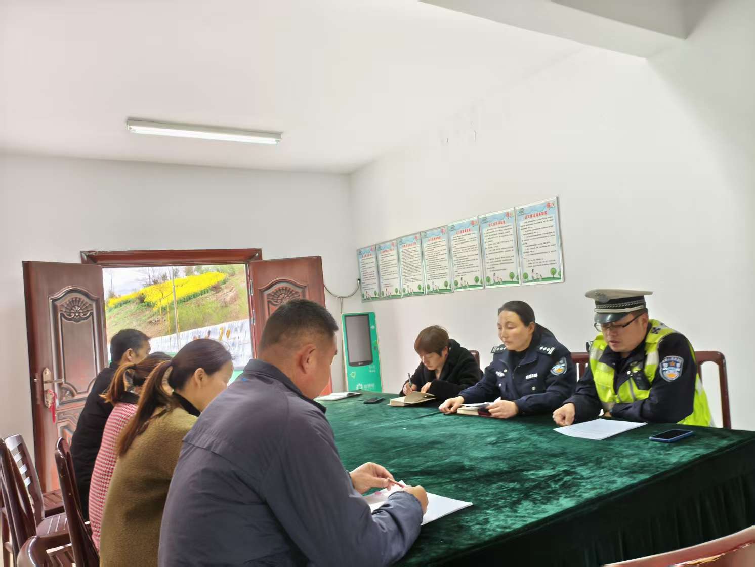 汉阴县公安局平梁派出所：开展校车安全检查 筑牢安全防线