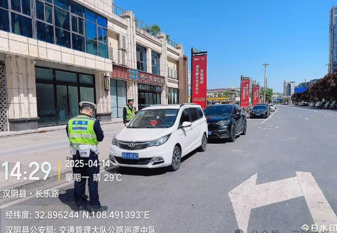 汉阴：“严管+宣传”双管齐下 重拳整治违停车辆