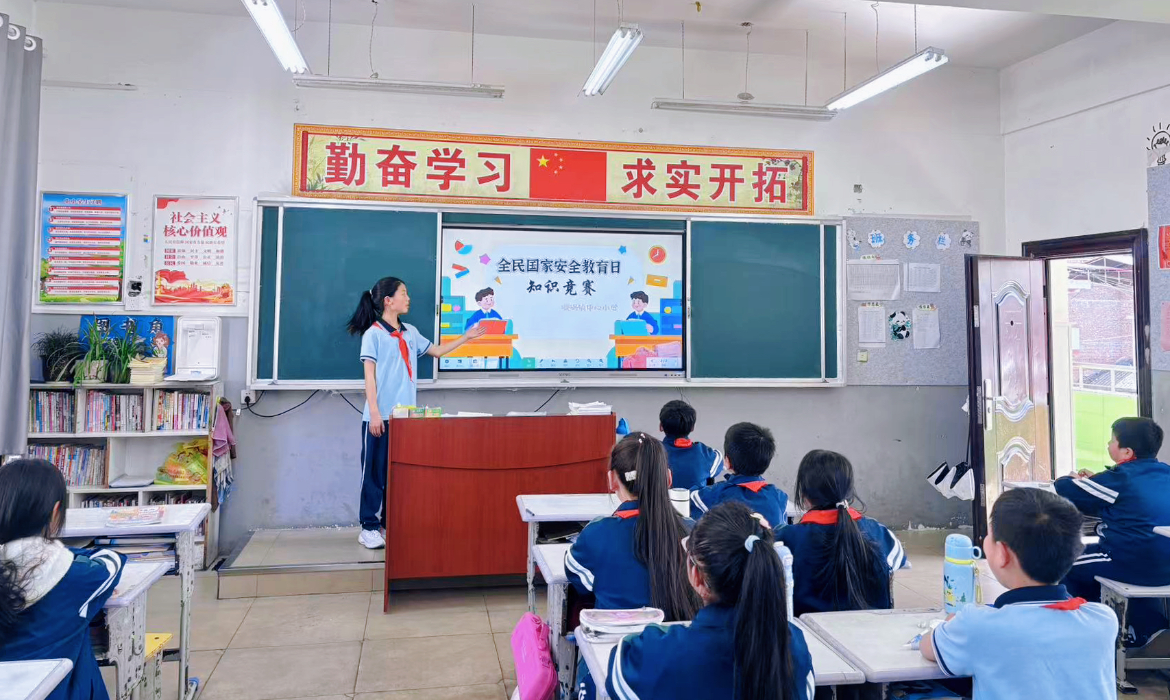 汉阴县漩涡镇中心小学开展“国家安全红领巾大讲堂”活动