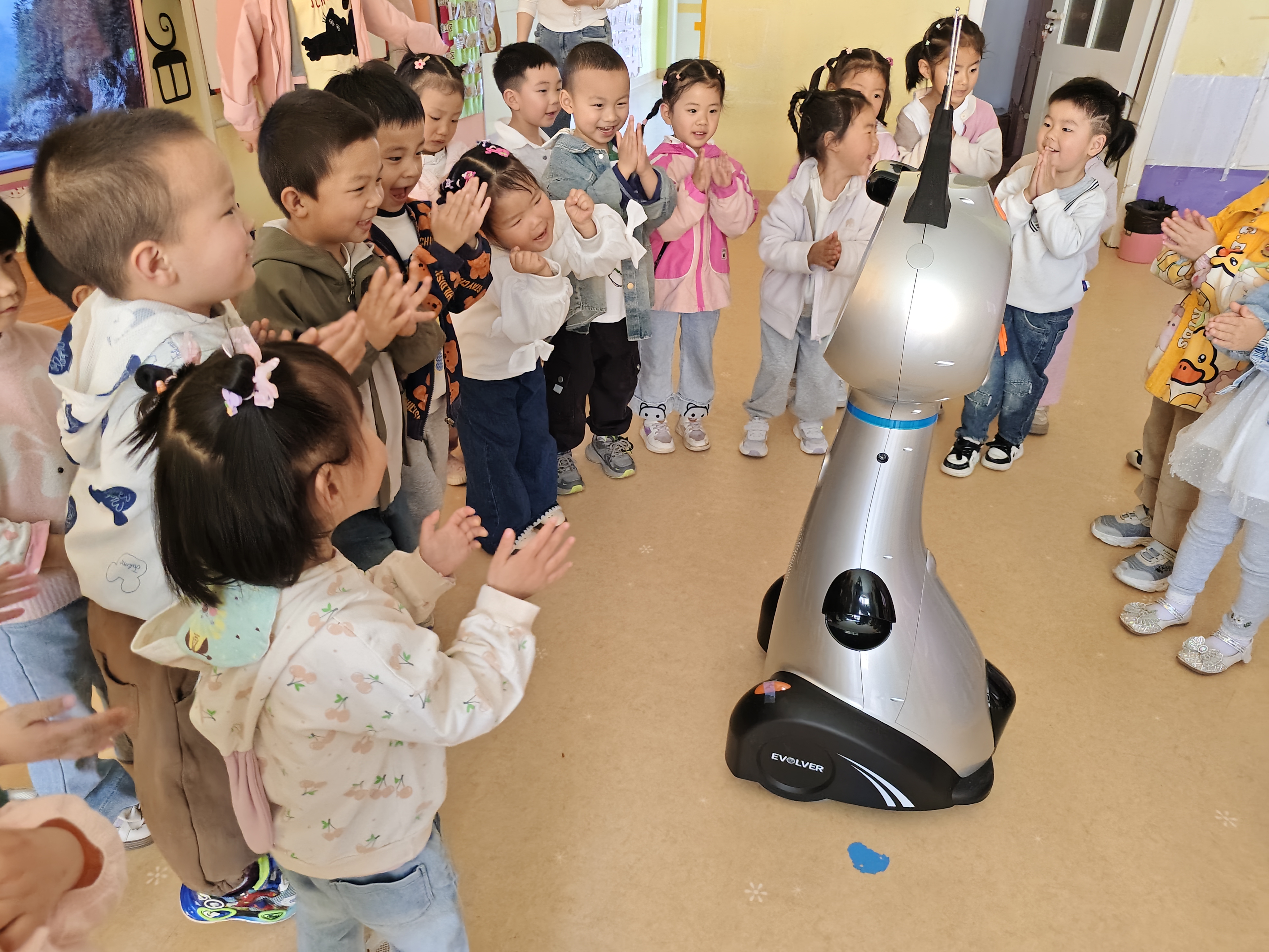 汉阴县凤台幼儿园：“法宝”机器人 “萌宝”乐翻天