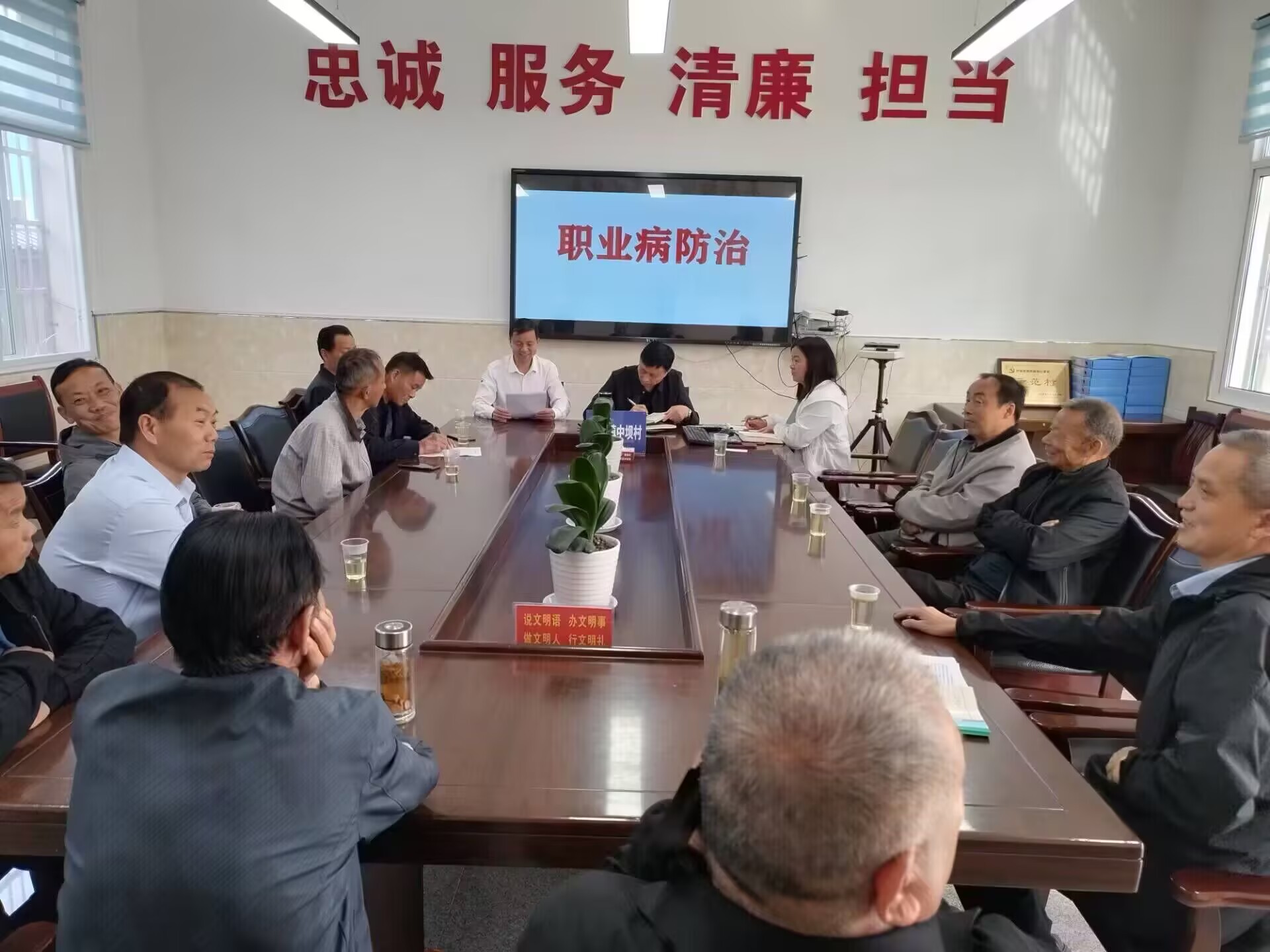 城关镇中心卫生院开展《中华人民共和国职业病防治法》宣传周活动