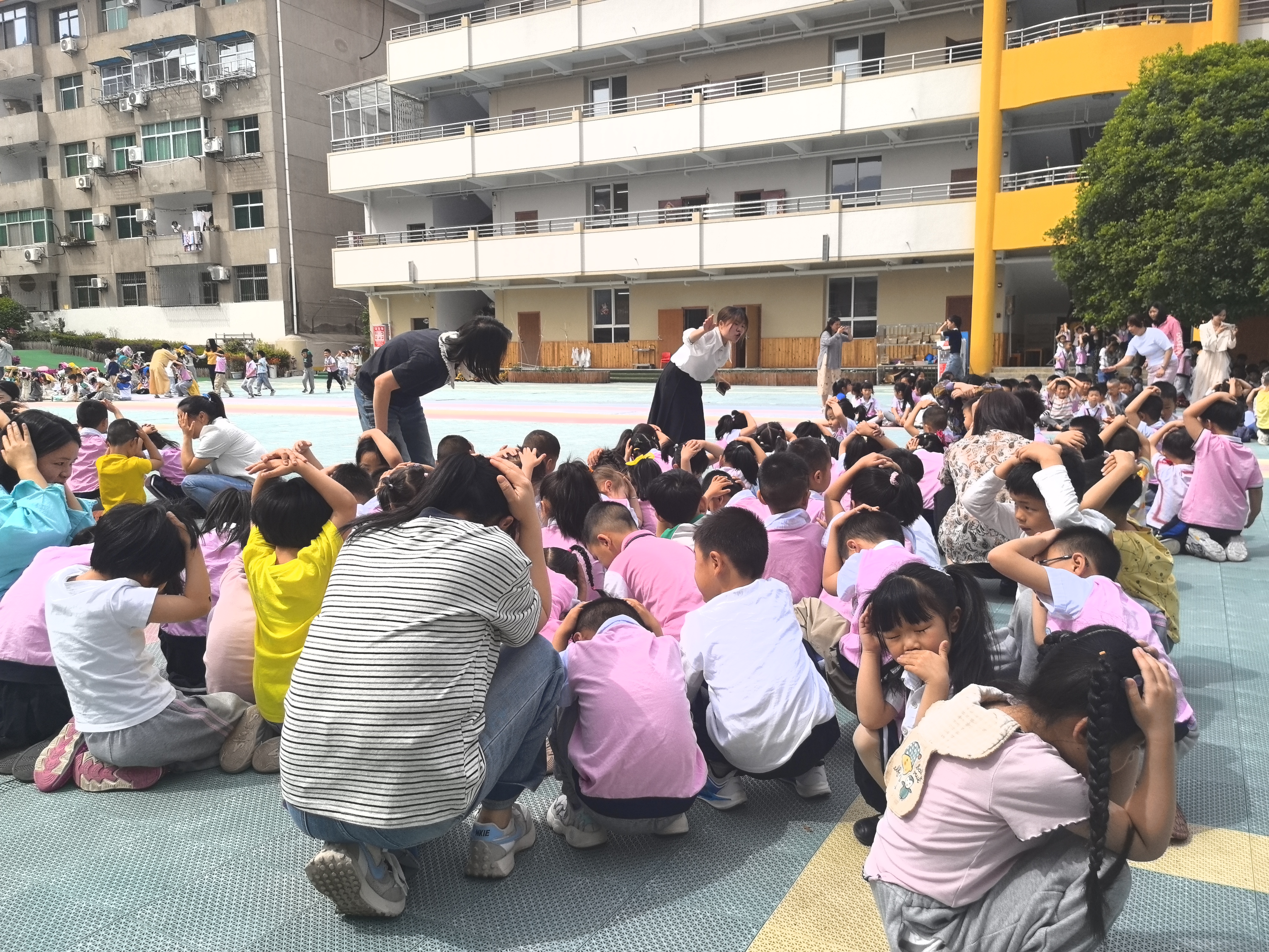 汉阴县第二幼儿园开展防震减灾应急疏散演练