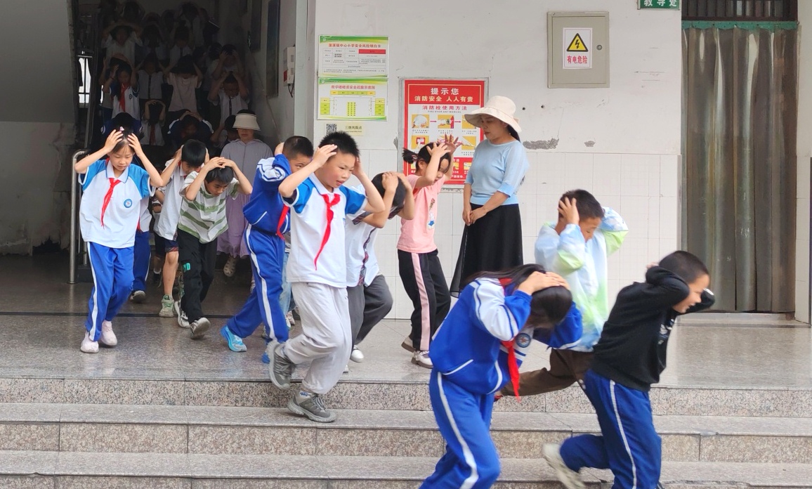 蒲溪镇中心小学开展防震安全疏散演练活动