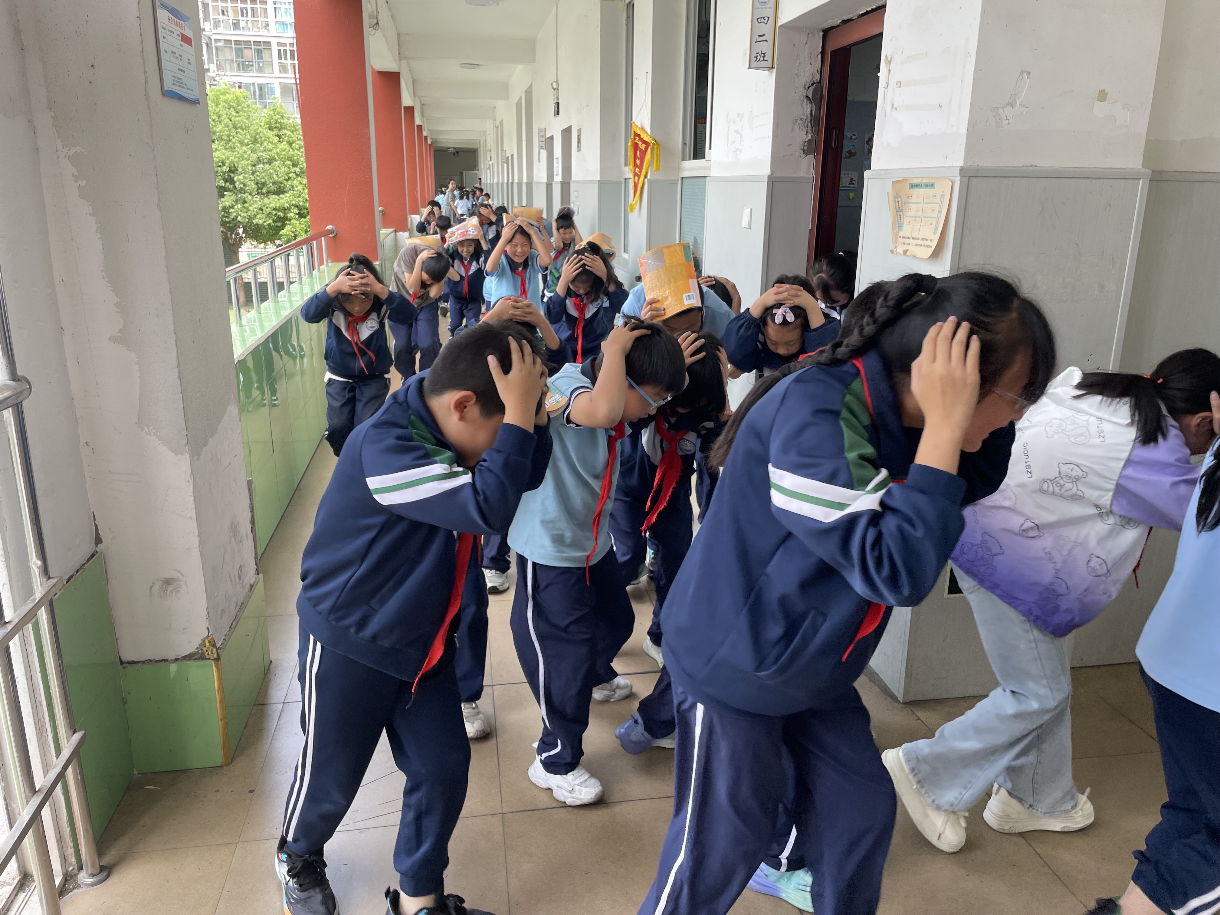 汉阴县漩涡镇中心小学开展“5·12”防震应急疏散演练活动