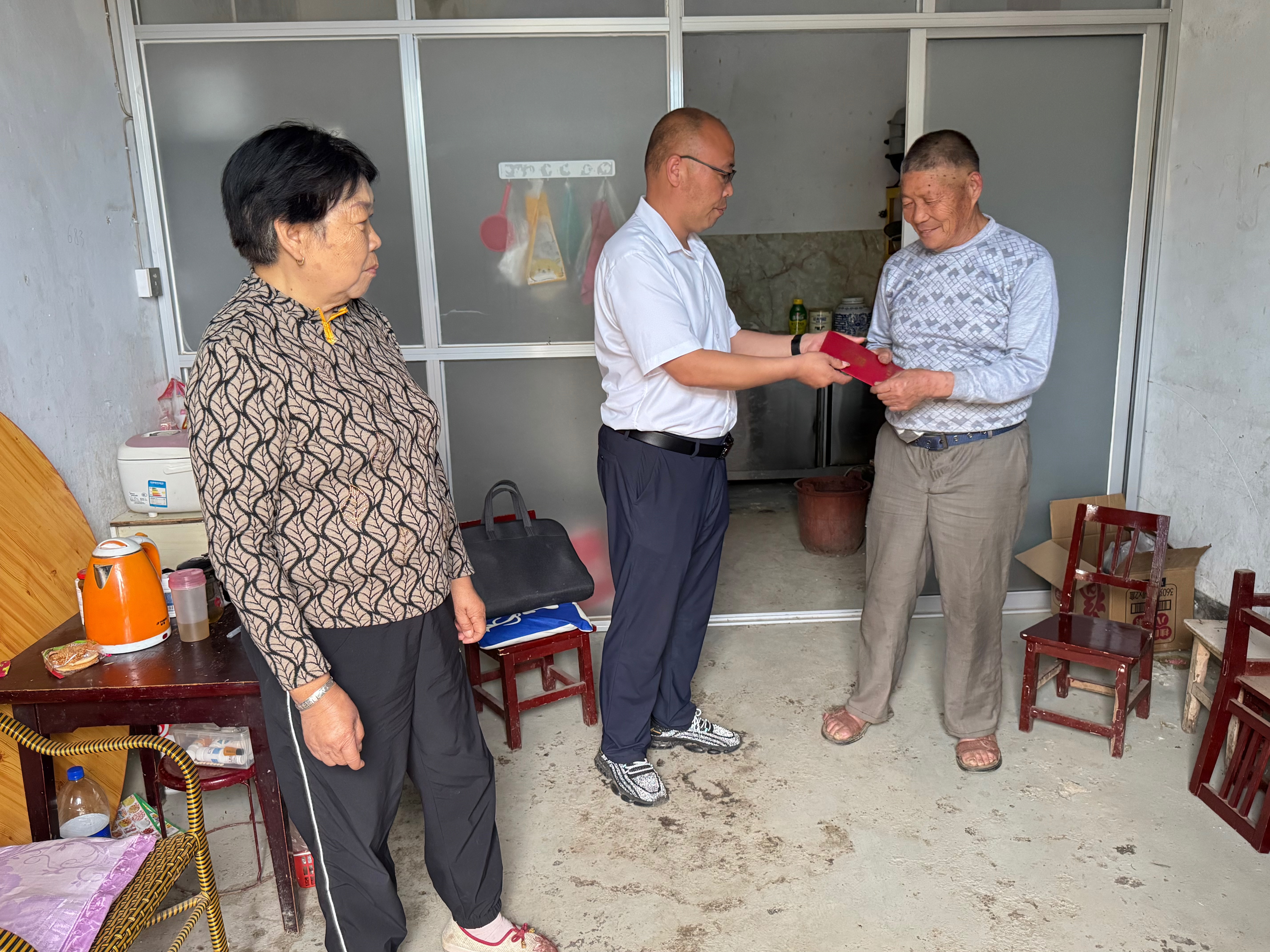 汉阴县城关镇三元村：送证上门暖民心