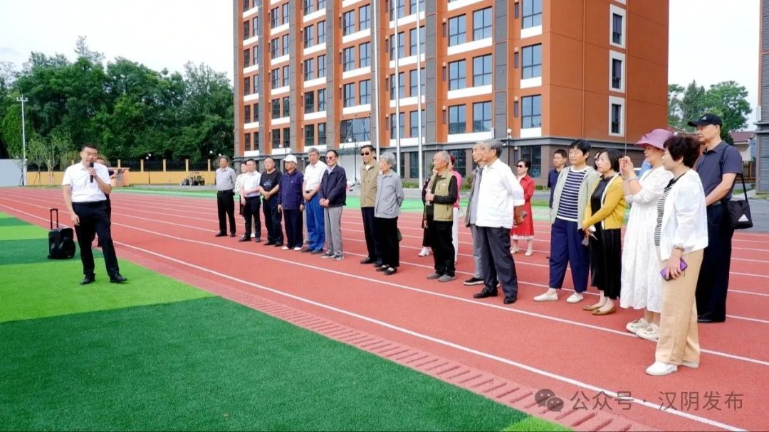 汉阴县委组织部组织离退休干部代表参观考察全县重点项目建设
