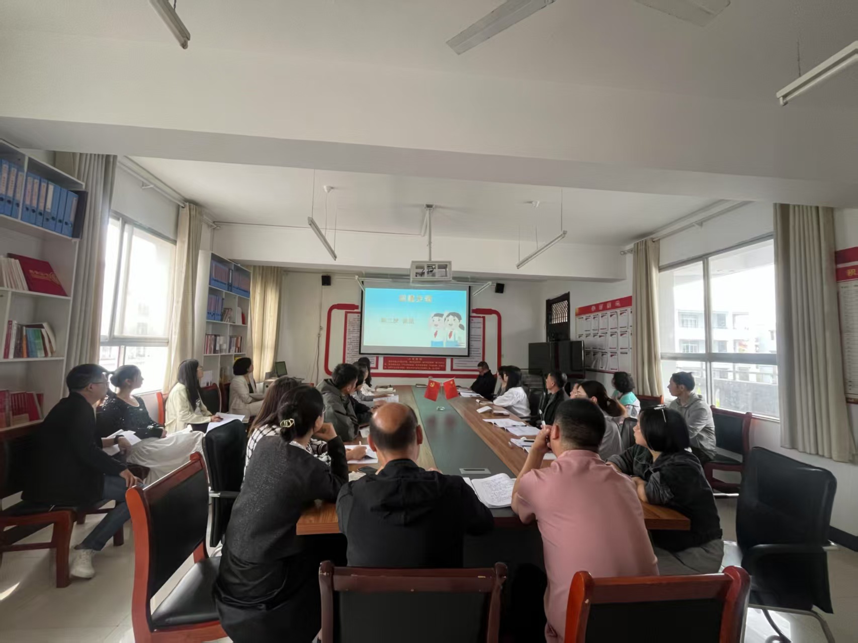 汉阴县平梁镇中心小学召开班级管理工作专题会议