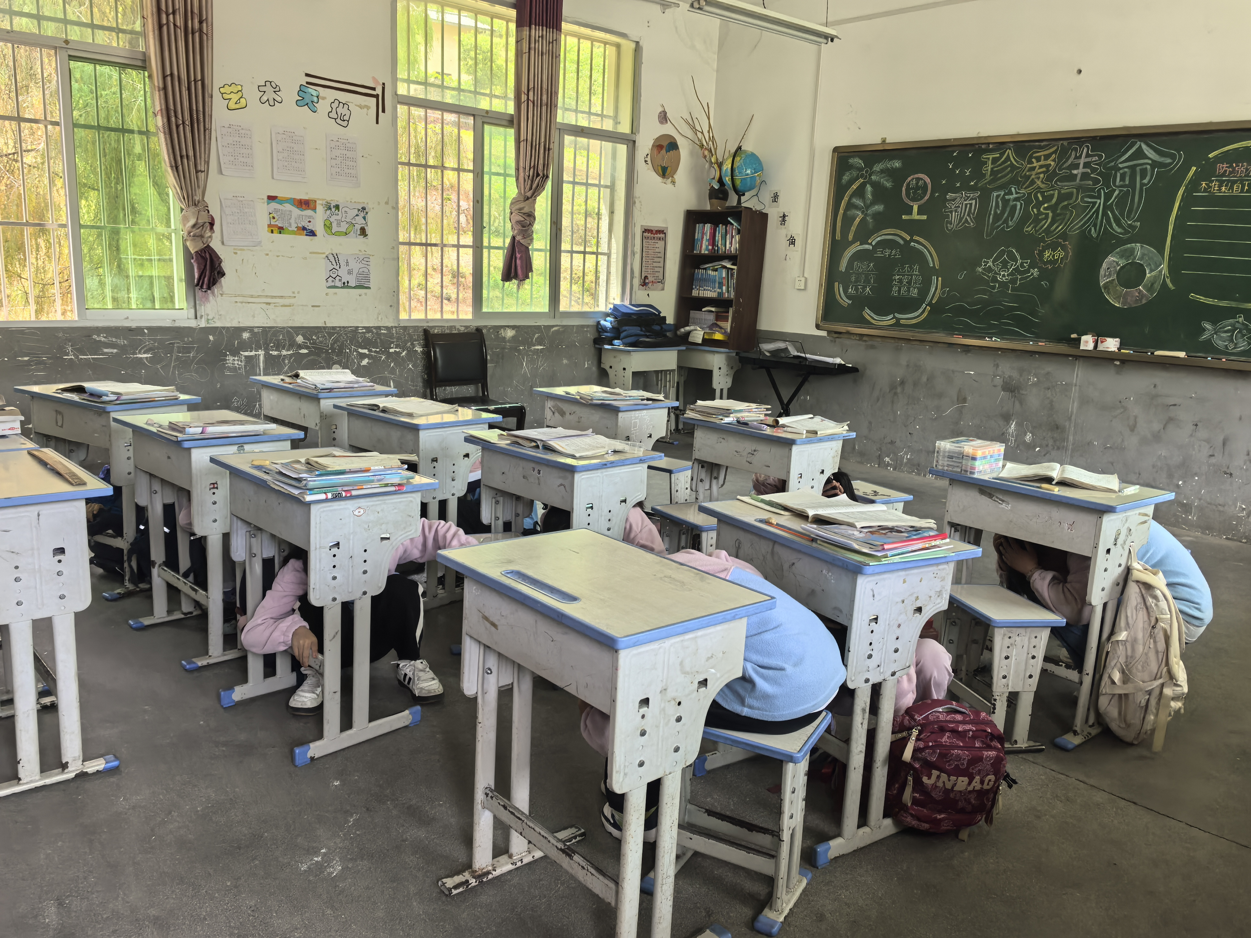 汉阴县漩涡镇凤江小学开展防震应急疏散演练活动