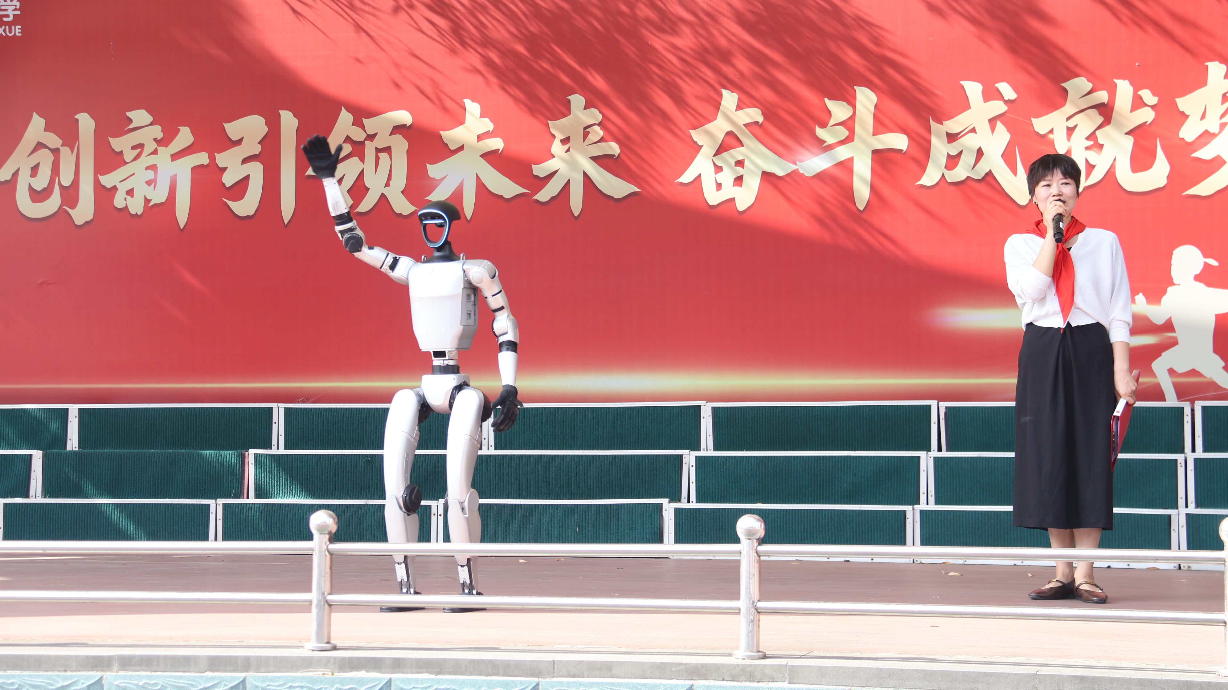 汉阴县实验小学升旗现场：机器人与国旗同框 萌娃现场“哇塞”