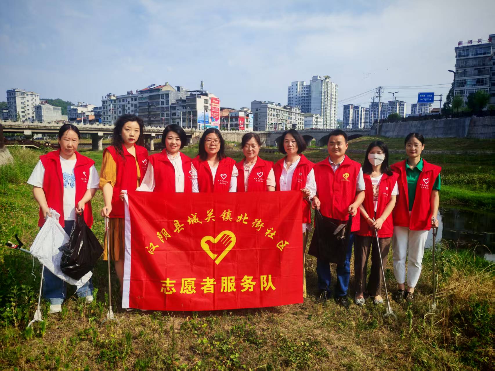 汉阴县城关镇北街社区：“河”我一起 护月河绿