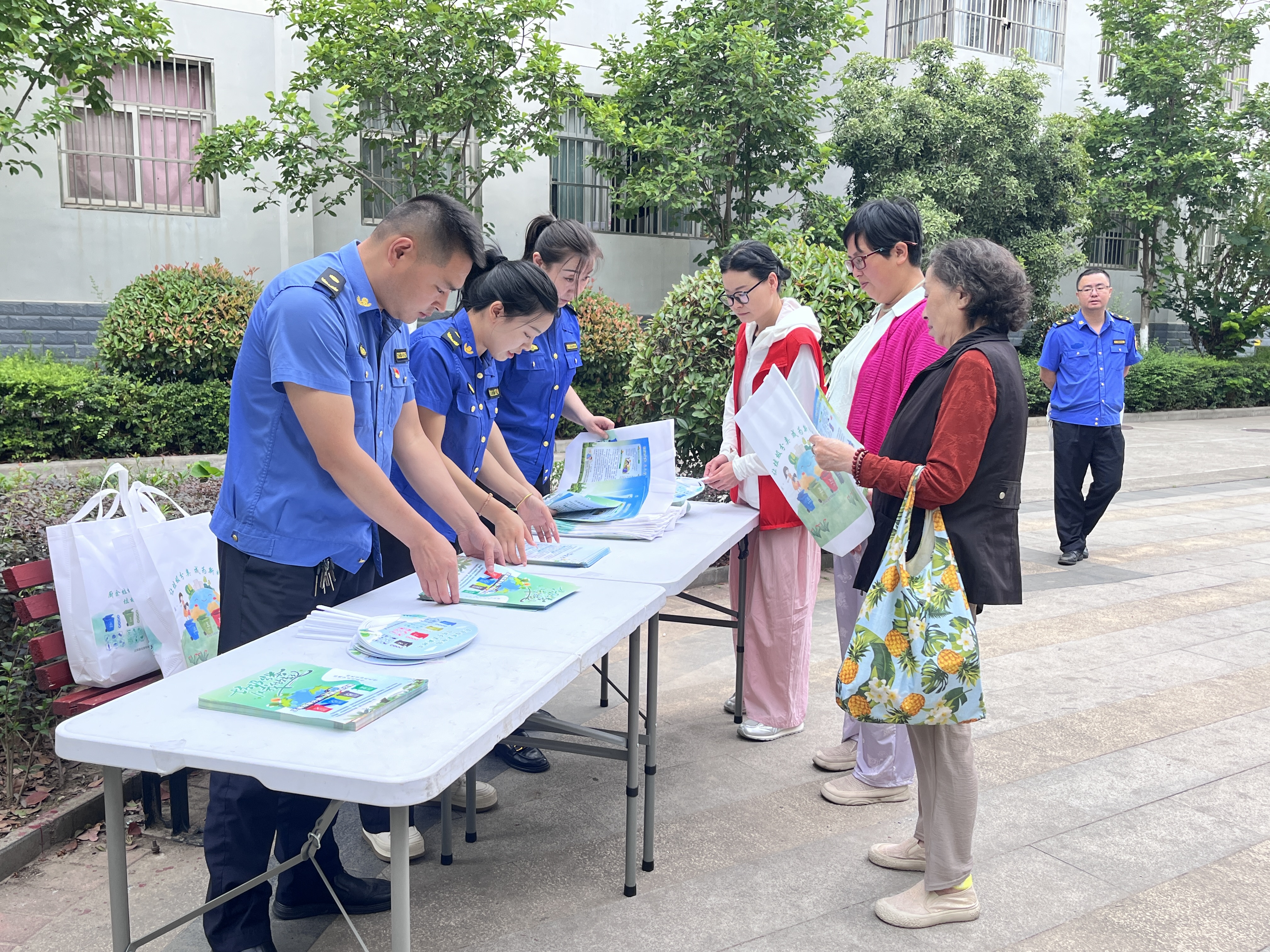 汉阴县城关镇李家台社区开展“垃圾分类齐参与 共建绿色低碳生活”宣传活动