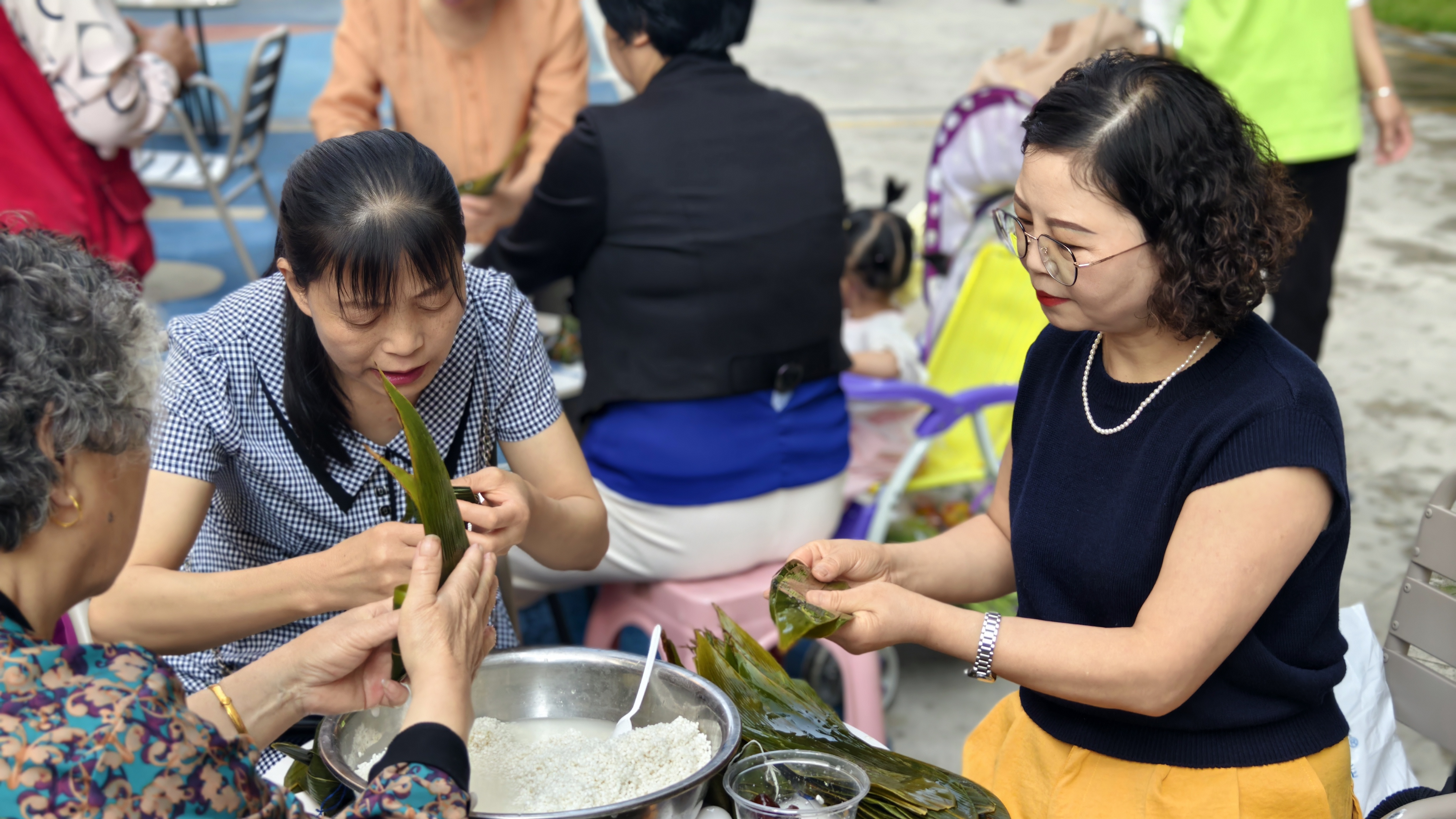 粽叶飘香传温情 邻里携手话端午