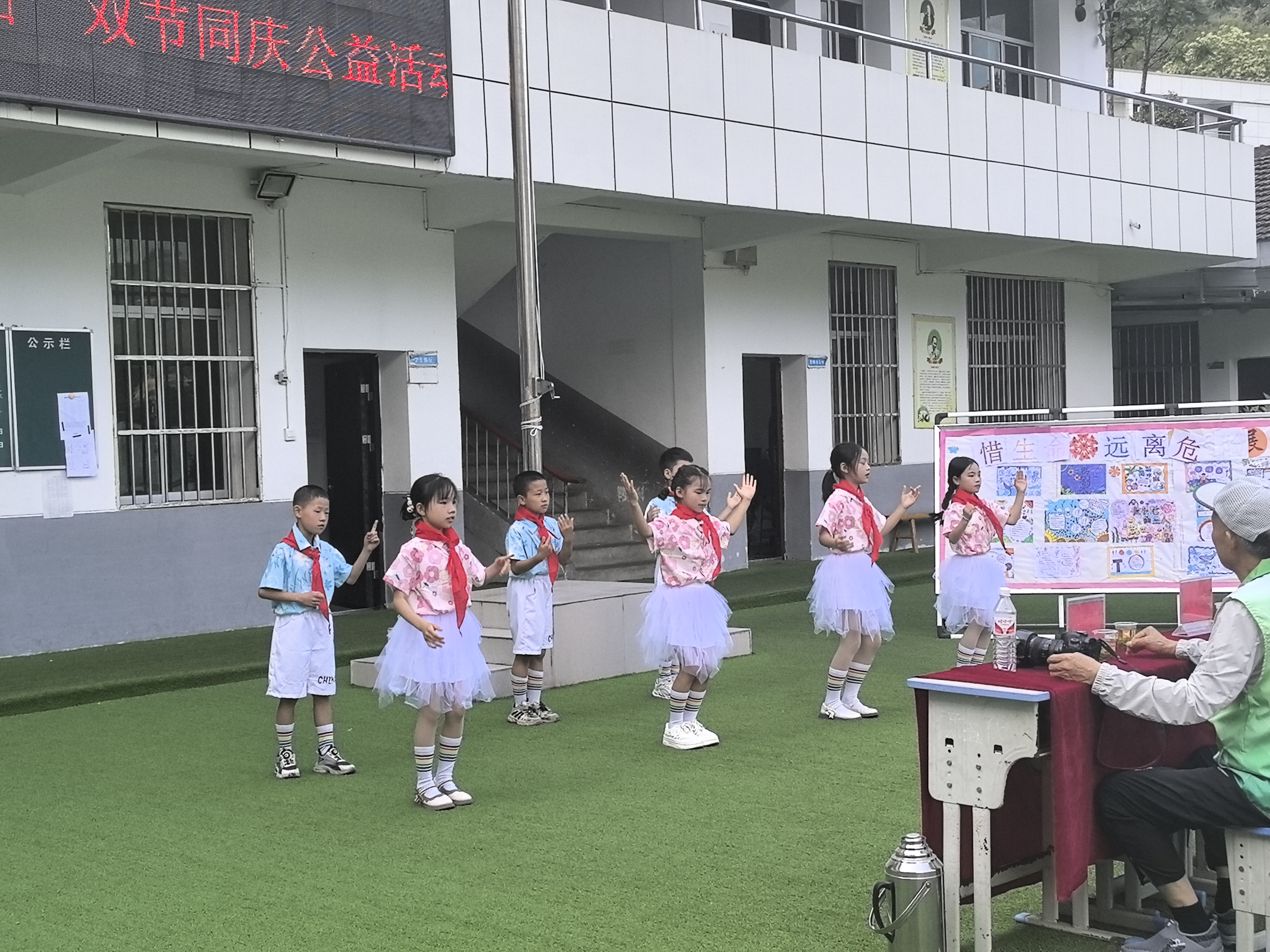 童真才情点亮梦想舞台——凤江小学校园艺术节绽放异彩