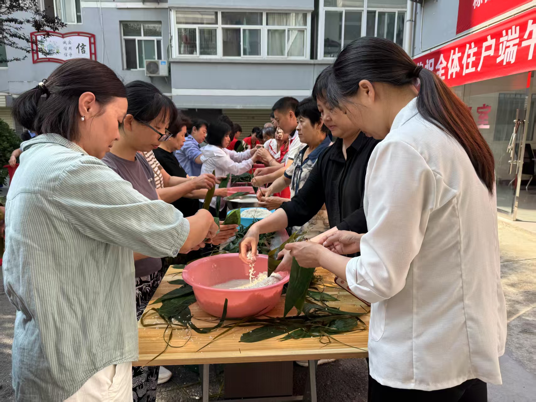 汉阴县城关镇城东社区：端午情暖夕阳红 传承美德爱满社区