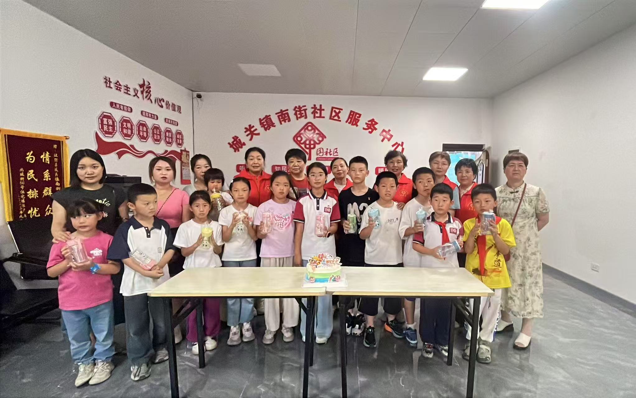 汉阴县城关镇南街社区：大手牵小手  快乐“童”行庆六一