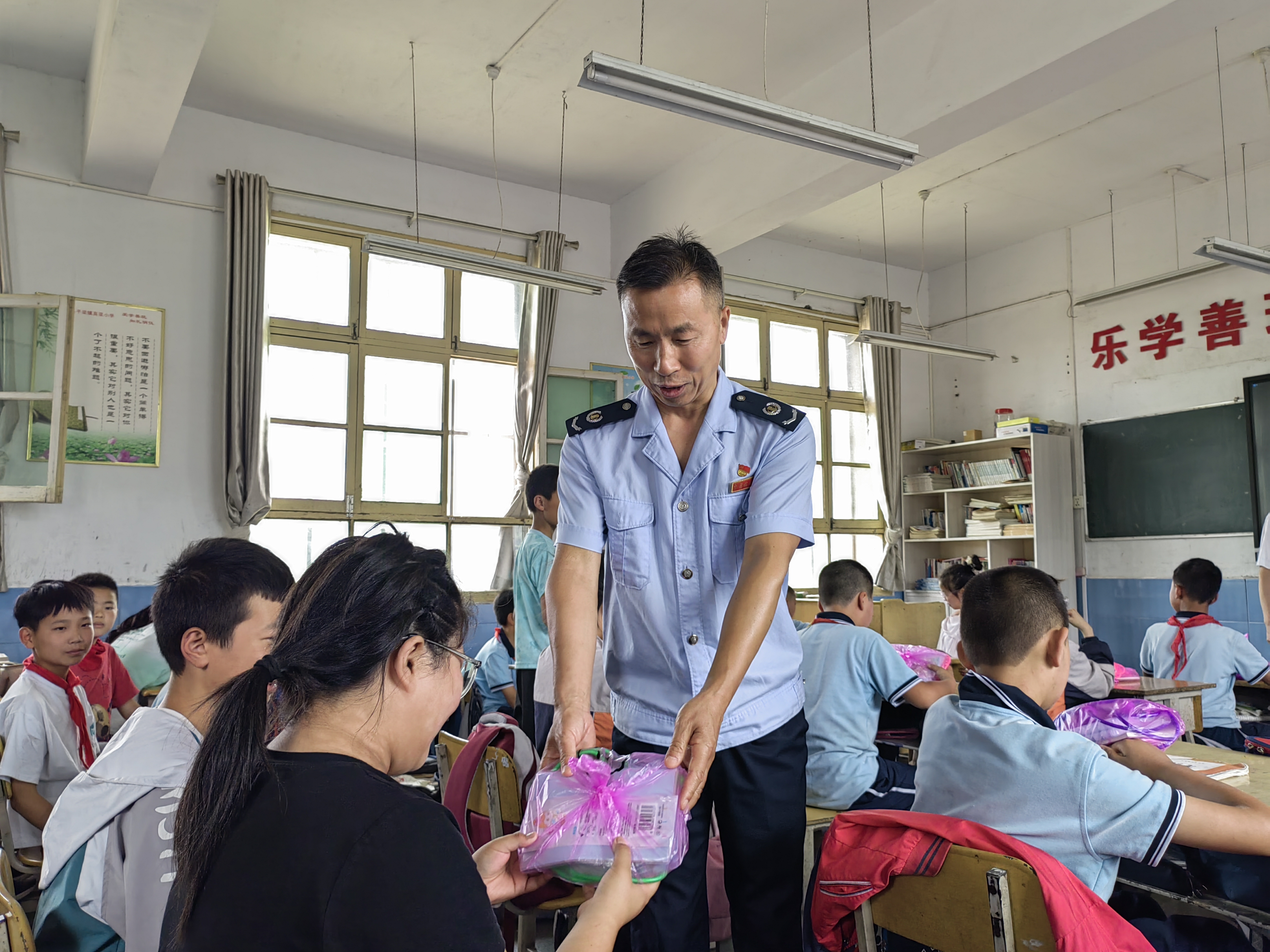 税法润童心 情系帮扶校