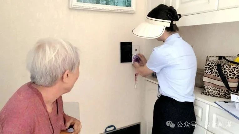 汉阴县城关镇凤台社区安装智能报警器守护“银发族”安全