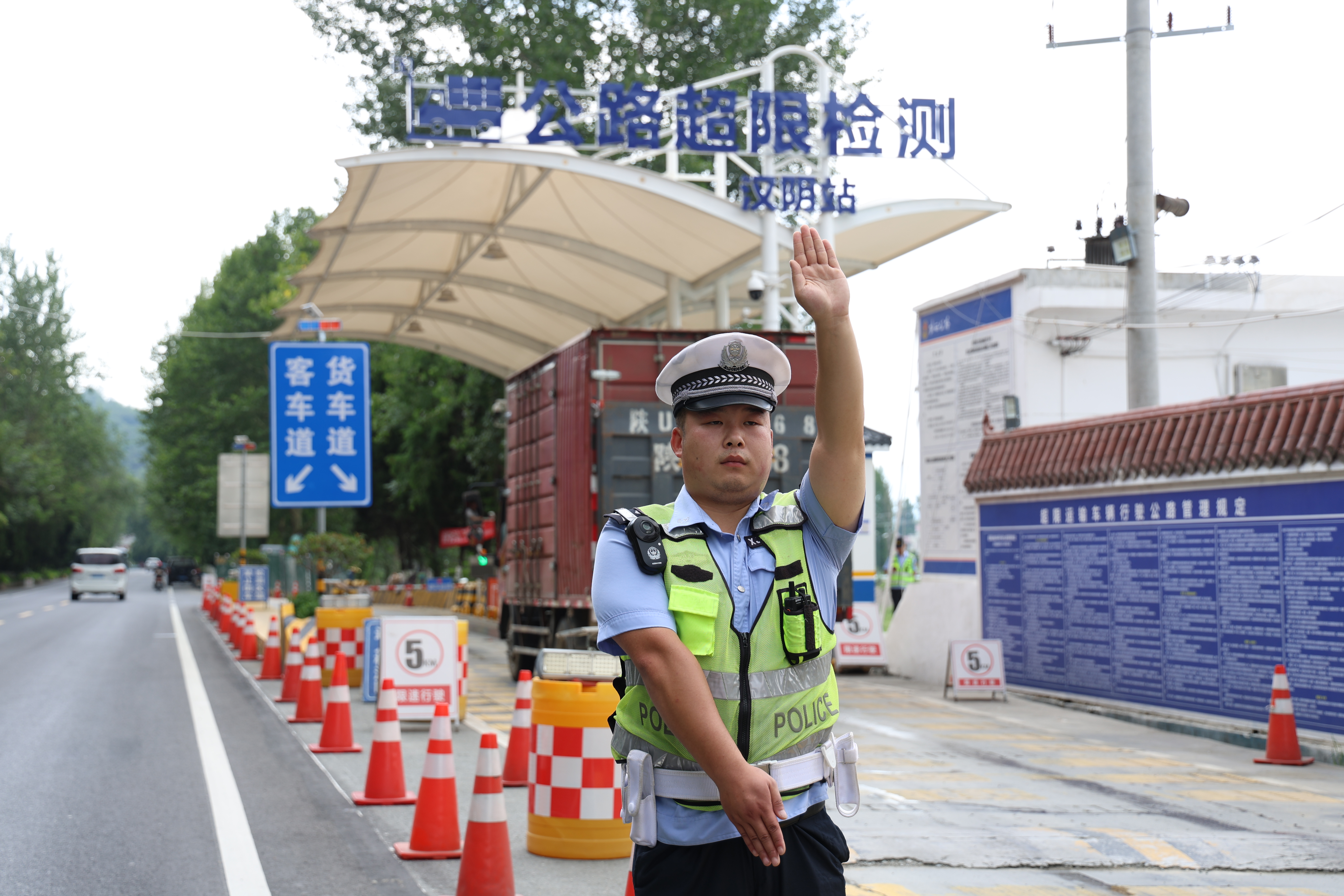 汉阴公安交警联合多部门开展货车专项整治行动