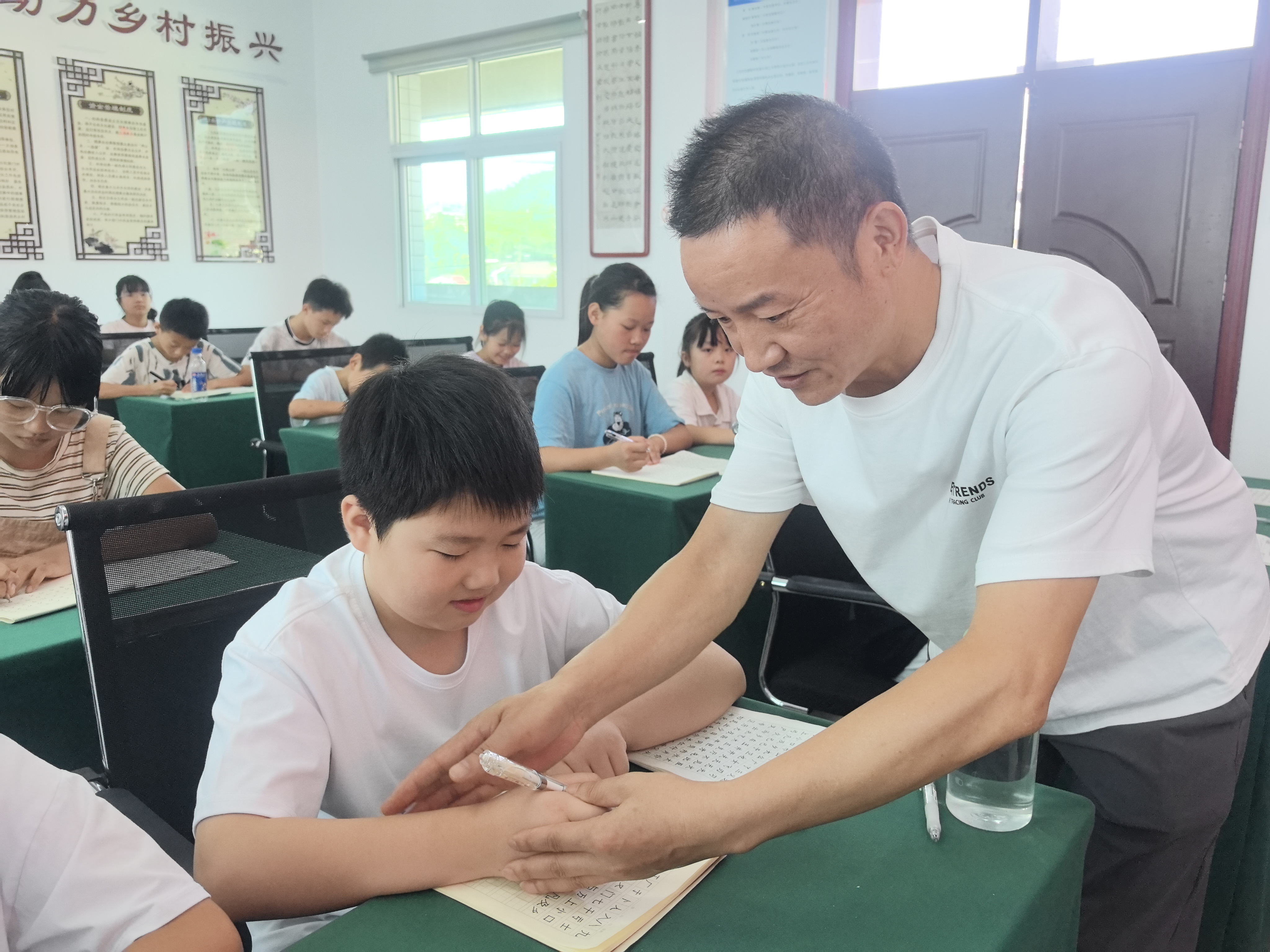 汉阴县城关镇三元村2025年暑假硬笔书法培训班开班