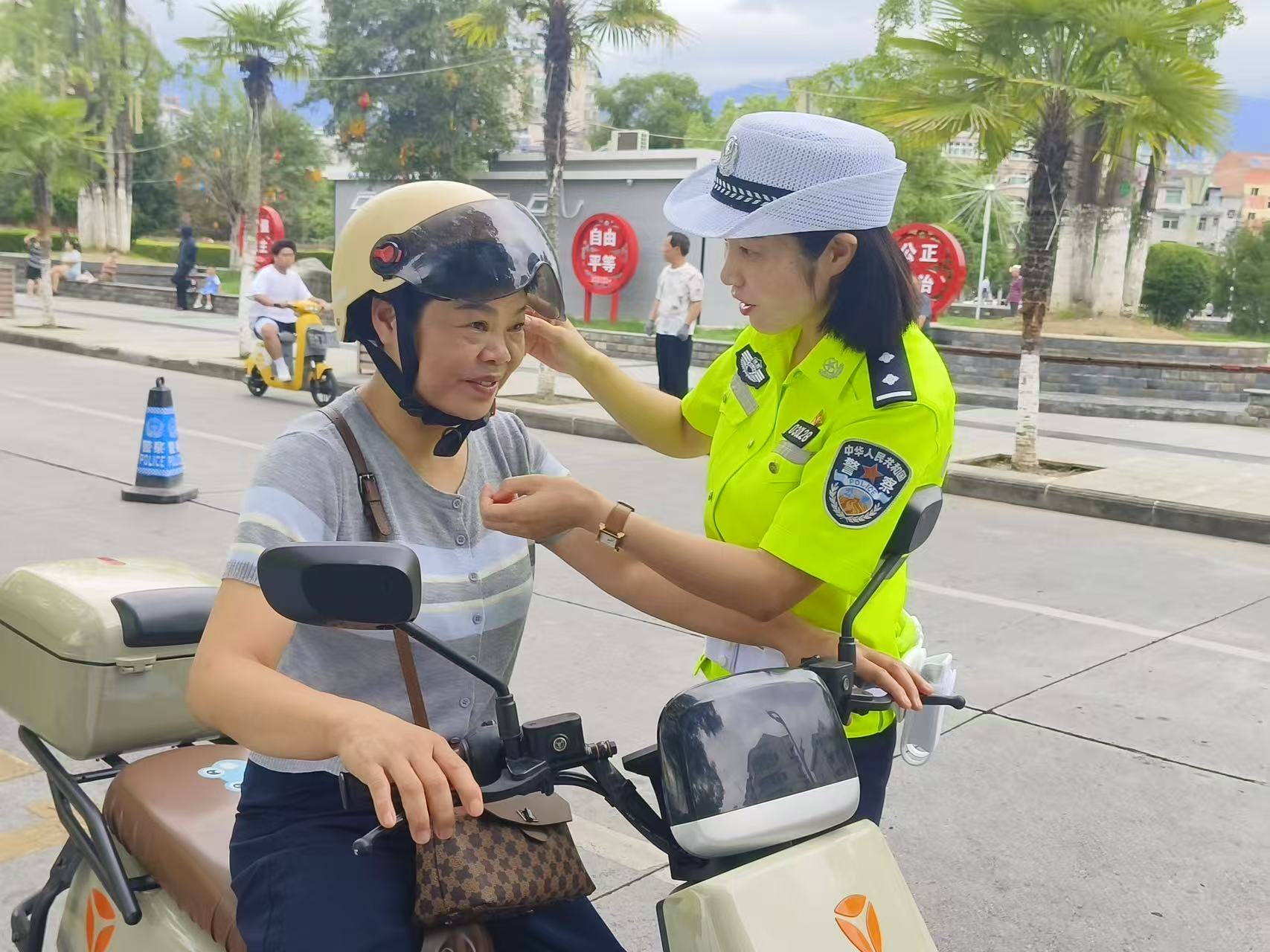 汉阴公安交警：一盔一带“系”暑期 安全守护再发力